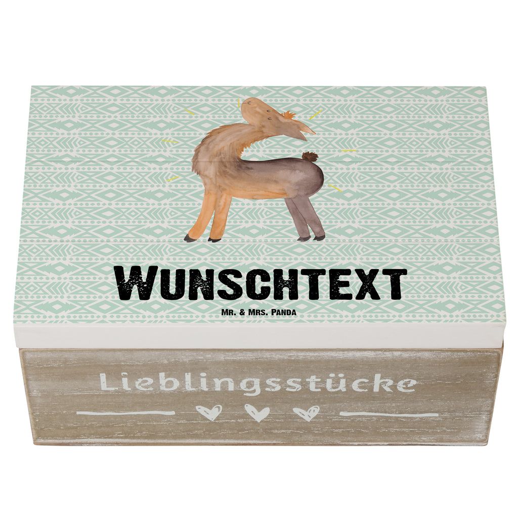 Personalisierte Holzkiste Lama Stolz Holzkiste mit Namen, Kiste mit Namen, Schatzkiste mit Namen, Truhe mit Namen, Schatulle mit Namen, Erinnerungsbox mit Namen, Erinnerungskiste, mit Namen, Dekokiste mit Namen, Aufbewahrungsbox mit Namen, Holzkiste Personalisiert, Kiste Personalisiert, Schatzkiste Personalisiert, Truhe Personalisiert, Schatulle Personalisiert, Erinnerungsbox Personalisiert, Erinnerungskiste Personalisiert, Dekokiste Personalisiert, Aufbewahrungsbox Personalisiert, Geschenkbox personalisiert, GEschenkdose personalisiert, Lama, Alpaka, Lamas, Außenseiter, Anders, Neustart, stolz, Hippie, Freundin, Freundinnen, beste Freundin, Kumpel, Familie, Family