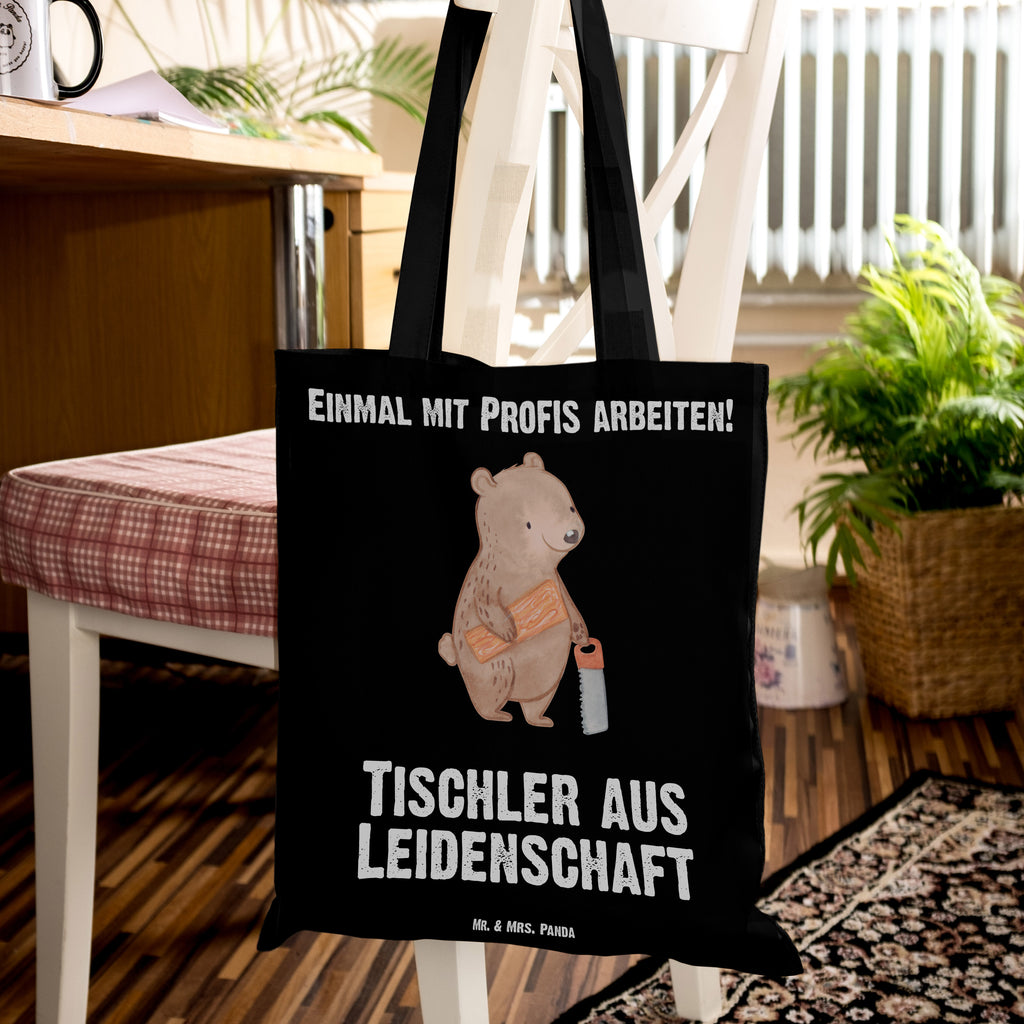 Tragetasche Tischler aus Leidenschaft Beuteltasche, Beutel, Einkaufstasche, Jutebeutel, Stoffbeutel, Tasche, Shopper, Umhängetasche, Strandtasche, Schultertasche, Stofftasche, Tragetasche, Badetasche, Jutetasche, Einkaufstüte, Laptoptasche, Beruf, Ausbildung, Jubiläum, Abschied, Rente, Kollege, Kollegin, Geschenk, Schenken, Arbeitskollege, Mitarbeiter, Firma, Danke, Dankeschön