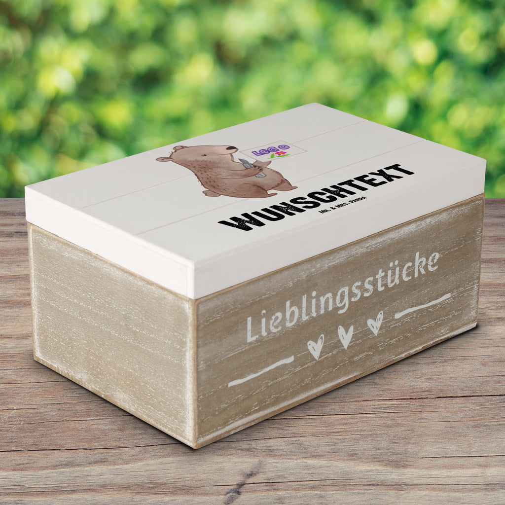 Personalisierte Holzkiste Gestalter für visuelles Marketing Herz Holzkiste mit Namen, Kiste mit Namen, Schatzkiste mit Namen, Truhe mit Namen, Schatulle mit Namen, Erinnerungsbox mit Namen, Erinnerungskiste, mit Namen, Dekokiste mit Namen, Aufbewahrungsbox mit Namen, Holzkiste Personalisiert, Kiste Personalisiert, Schatzkiste Personalisiert, Truhe Personalisiert, Schatulle Personalisiert, Erinnerungsbox Personalisiert, Erinnerungskiste Personalisiert, Dekokiste Personalisiert, Aufbewahrungsbox Personalisiert, Geschenkbox personalisiert, GEschenkdose personalisiert, Beruf, Ausbildung, Jubiläum, Abschied, Rente, Kollege, Kollegin, Geschenk, Schenken, Arbeitskollege, Mitarbeiter, Firma, Danke, Dankeschön