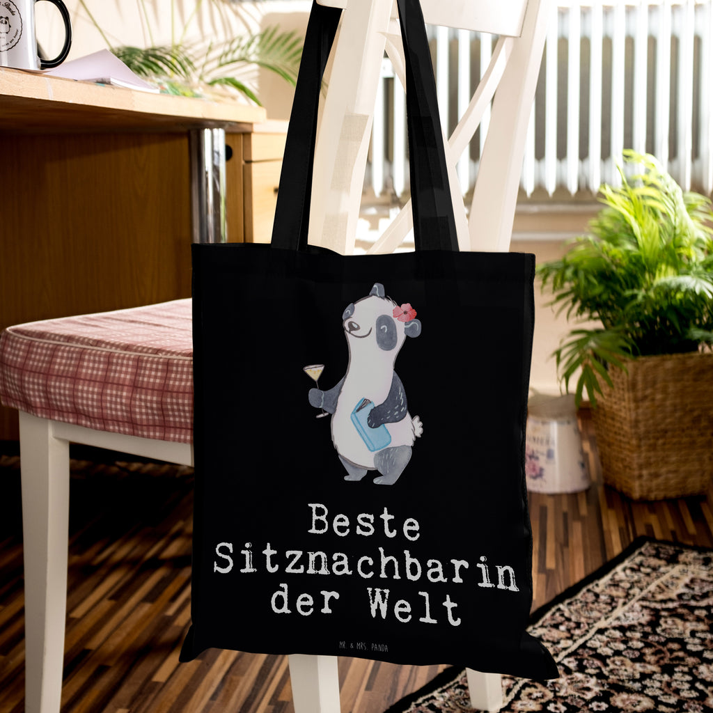 Tragetasche Panda Beste Sitznachbarin der Welt Beuteltasche, Beutel, Einkaufstasche, Jutebeutel, Stoffbeutel, Tasche, Shopper, Umhängetasche, Strandtasche, Schultertasche, Stofftasche, Tragetasche, Badetasche, Jutetasche, Einkaufstüte, Laptoptasche, für, Dankeschön, Geschenk, Schenken, Geburtstag, Geburtstagsgeschenk, Geschenkidee, Danke, Bedanken, Mitbringsel, Freude machen, Geschenktipp, Sitznachbarin, Stuhlnachbar, Mitschülerin, Nachbarin, Uni, Universität, Seminar, Kommilitone, Tischnachbar, Schule, Mitstudentin, Hochschule, Beste Sitznachbarin der Welt, Weltbeste Sitznachbarin