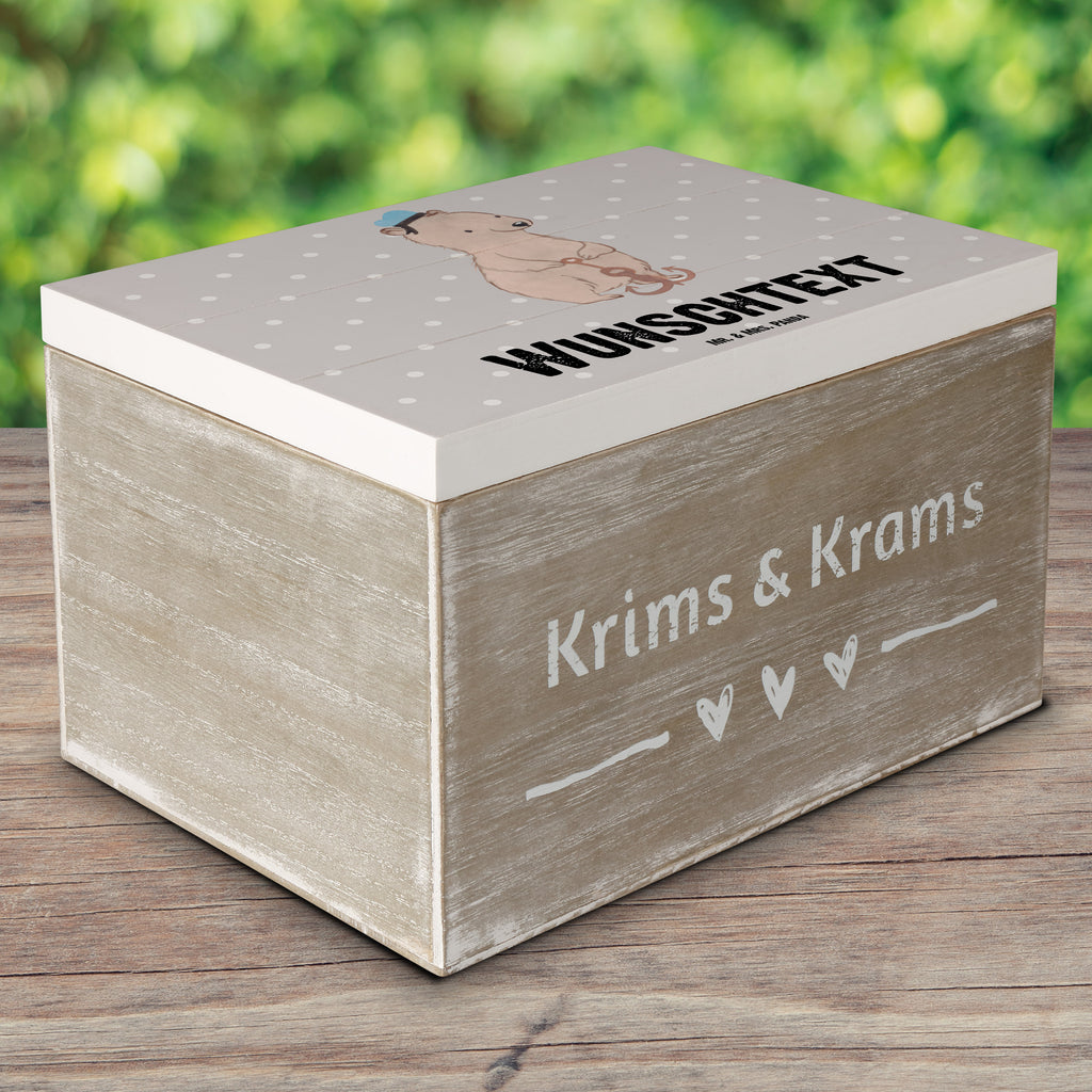 Personalisierte Holzkiste Matrose mit Herz Holzkiste mit Namen, Kiste mit Namen, Schatzkiste mit Namen, Truhe mit Namen, Schatulle mit Namen, Erinnerungsbox mit Namen, Erinnerungskiste, mit Namen, Dekokiste mit Namen, Aufbewahrungsbox mit Namen, Holzkiste Personalisiert, Kiste Personalisiert, Schatzkiste Personalisiert, Truhe Personalisiert, Schatulle Personalisiert, Erinnerungsbox Personalisiert, Erinnerungskiste Personalisiert, Dekokiste Personalisiert, Aufbewahrungsbox Personalisiert, Geschenkbox personalisiert, GEschenkdose personalisiert, Beruf, Ausbildung, Jubiläum, Abschied, Rente, Kollege, Kollegin, Geschenk, Schenken, Arbeitskollege, Mitarbeiter, Firma, Danke, Dankeschön, Matrose, Seemann, Seeleute, Schiff, Schiffsmechaniker