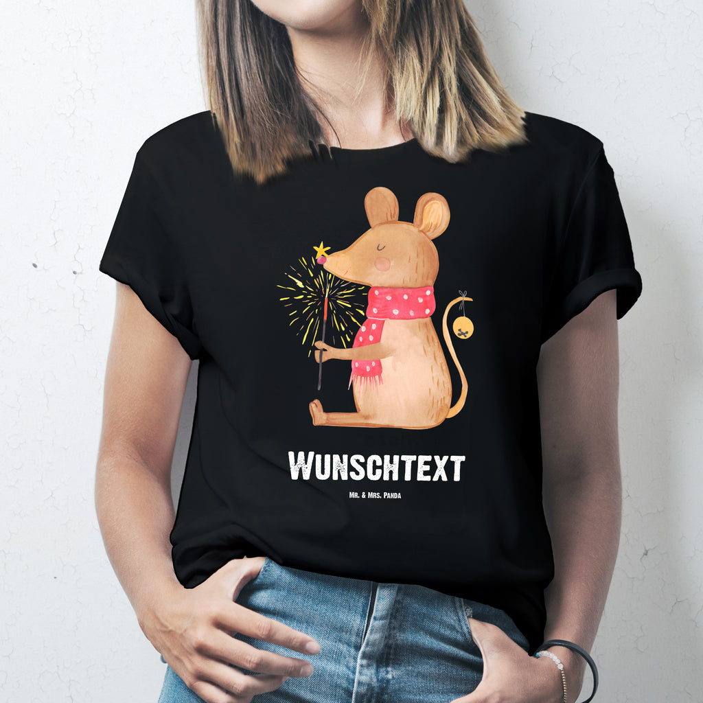 Personalisiertes T-Shirt Weihnachtsmaus T-Shirt Personalisiert, T-Shirt mit Namen, T-Shirt mit Aufruck, Männer, Frauen, Wunschtext, Bedrucken, Winter, Weihnachten, Weihnachtsdeko, Nikolaus, Advent, Heiligabend, Wintermotiv, Frohe Weihnachten, Weihnachtsgruß, Weihnachtsmotiv, Maus, Mäuschen, Weihnachtswunder