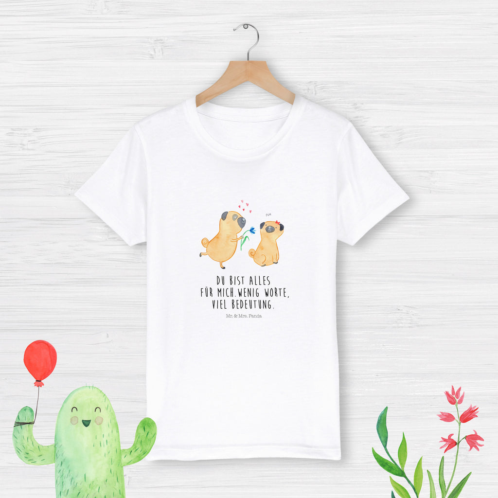 Organic Kinder T-Shirt Mops Verliebt Kinder T-Shirt, Kinder T-Shirt Mädchen, Kinder T-Shirt Jungen, Hund, Hundemotiv, Haustier, Hunderasse, Tierliebhaber, Hundebesitzer, Sprüche, Mops, Möpse, Hundeliebe, verliebt, Liebe, Liebesspruch. Verlobt, Geschenk Freund, Partner