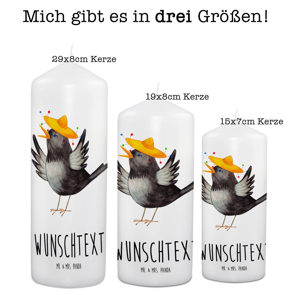 Personalisierte Kerze Rabe mit Sombrero Kerze, Taufkerze, Kommunionskerze, Geburtstagskerze, Geschenk Kerze, Taufgeschenk Kerze, Kerze mit Druck, Besondere Kerze, Geschenkidee Kerze, Kerze für Kommunion, kerze personalisiert, personalisierte kerze, personalisierte kerzen, Tiermotive, Gute Laune, lustige Sprüche, Tiere, Rabe, Vogel, Vögel, Spruch positiv, fröhlich sein, glücklich sein, Glück Spruch, froh, Elster, Motivation