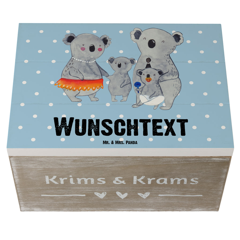 Personalisierte Holzkiste Koala Familie Holzkiste mit Namen, Kiste mit Namen, Schatzkiste mit Namen, Truhe mit Namen, Schatulle mit Namen, Erinnerungsbox mit Namen, Erinnerungskiste, mit Namen, Dekokiste mit Namen, Aufbewahrungsbox mit Namen, Holzkiste Personalisiert, Kiste Personalisiert, Schatzkiste Personalisiert, Truhe Personalisiert, Schatulle Personalisiert, Erinnerungsbox Personalisiert, Erinnerungskiste Personalisiert, Dekokiste Personalisiert, Aufbewahrungsbox Personalisiert, Geschenkbox personalisiert, GEschenkdose personalisiert, Familie, Vatertag, Muttertag, Bruder, Schwester, Mama, Papa, Oma, Opa, Koala, Koalas, Family, Kinder, Geschwister, Familienleben