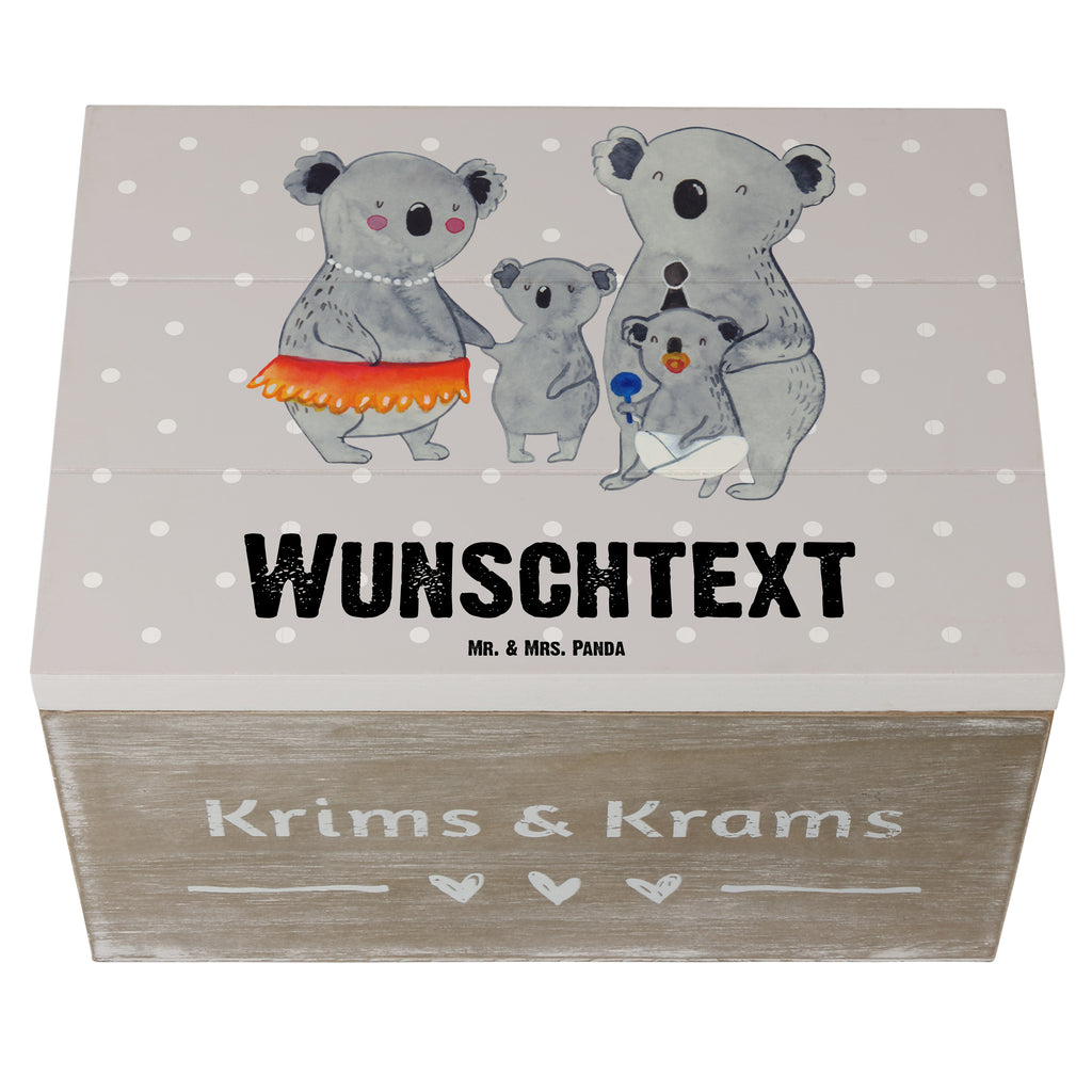 Personalisierte Holzkiste Koala Familie Holzkiste mit Namen, Kiste mit Namen, Schatzkiste mit Namen, Truhe mit Namen, Schatulle mit Namen, Erinnerungsbox mit Namen, Erinnerungskiste, mit Namen, Dekokiste mit Namen, Aufbewahrungsbox mit Namen, Holzkiste Personalisiert, Kiste Personalisiert, Schatzkiste Personalisiert, Truhe Personalisiert, Schatulle Personalisiert, Erinnerungsbox Personalisiert, Erinnerungskiste Personalisiert, Dekokiste Personalisiert, Aufbewahrungsbox Personalisiert, Geschenkbox personalisiert, GEschenkdose personalisiert, Familie, Vatertag, Muttertag, Bruder, Schwester, Mama, Papa, Oma, Opa, Koala, Koalas, Family, Kinder, Geschwister, Familienleben