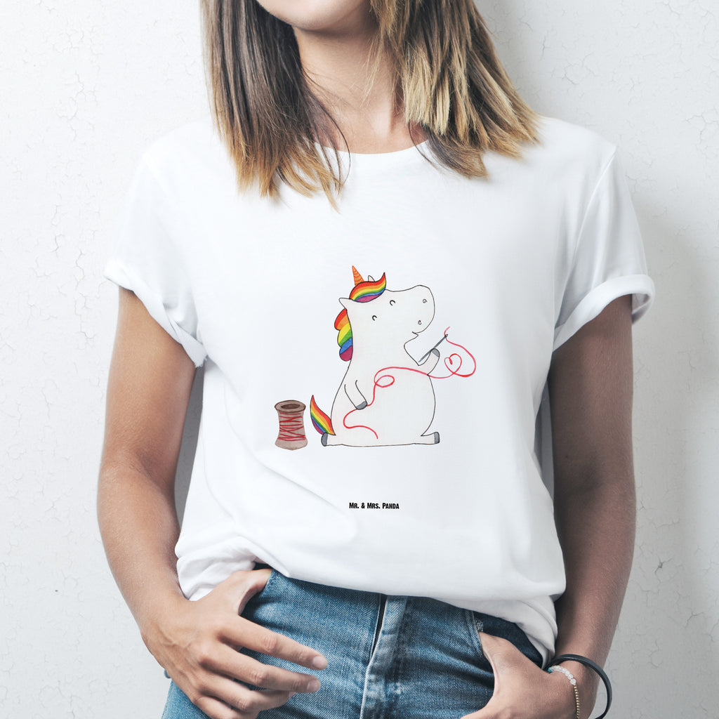 T-Shirt Standard Einhorn Näherin T-Shirt, Shirt, Tshirt, Lustiges T-Shirt, T-Shirt mit Spruch, Party, Junggesellenabschied, Jubiläum, Geburstag, Herrn, Damen, Männer, Frauen, Schlafshirt, Nachthemd, Sprüche, Einhorn, Einhörner, Einhorn Deko, Pegasus, Unicorn, Näherin, nähen, Mädchen, Freundin, Häkeln, Stricken, basteln, Nähzimmer