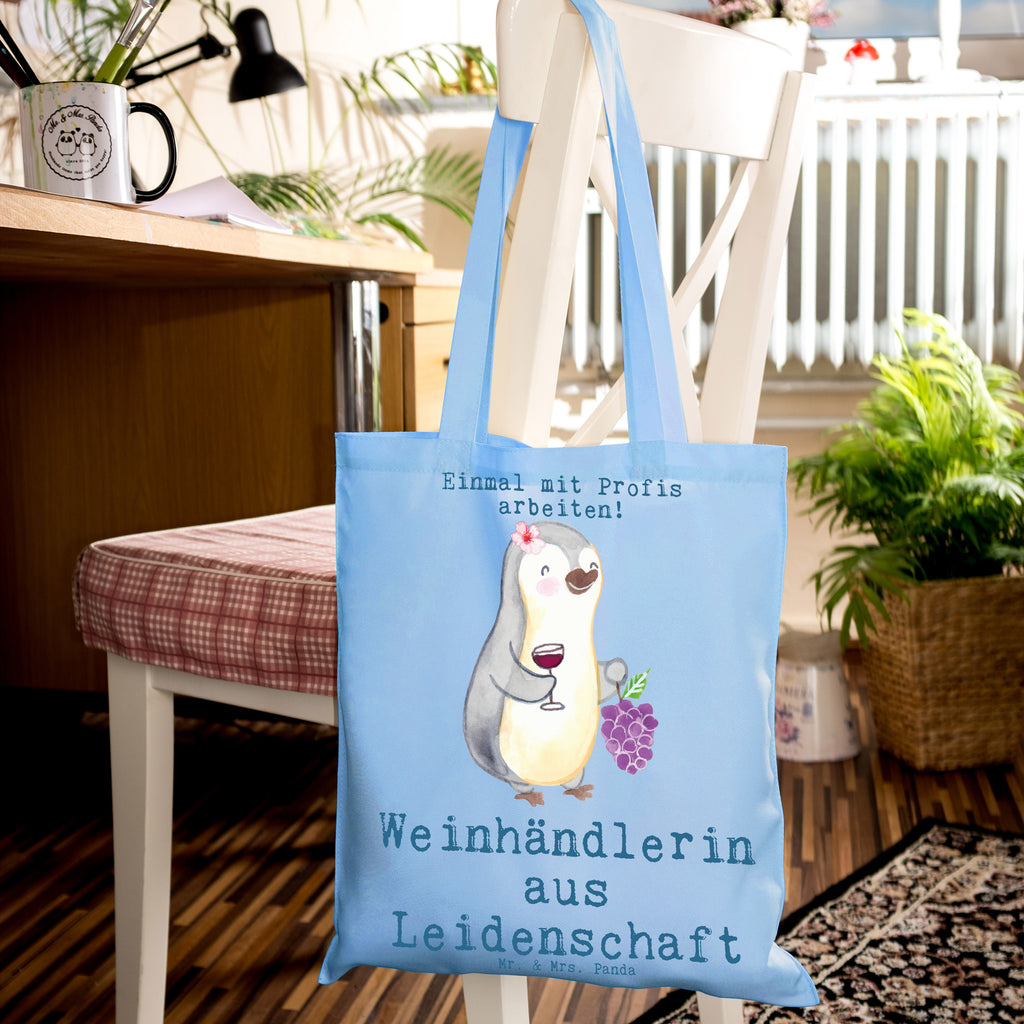 Tragetasche Weinhändlerin aus Leidenschaft Beuteltasche, Beutel, Einkaufstasche, Jutebeutel, Stoffbeutel, Tasche, Shopper, Umhängetasche, Strandtasche, Schultertasche, Stofftasche, Tragetasche, Badetasche, Jutetasche, Einkaufstüte, Laptoptasche, Beruf, Ausbildung, Jubiläum, Abschied, Rente, Kollege, Kollegin, Geschenk, Schenken, Arbeitskollege, Mitarbeiter, Firma, Danke, Dankeschön