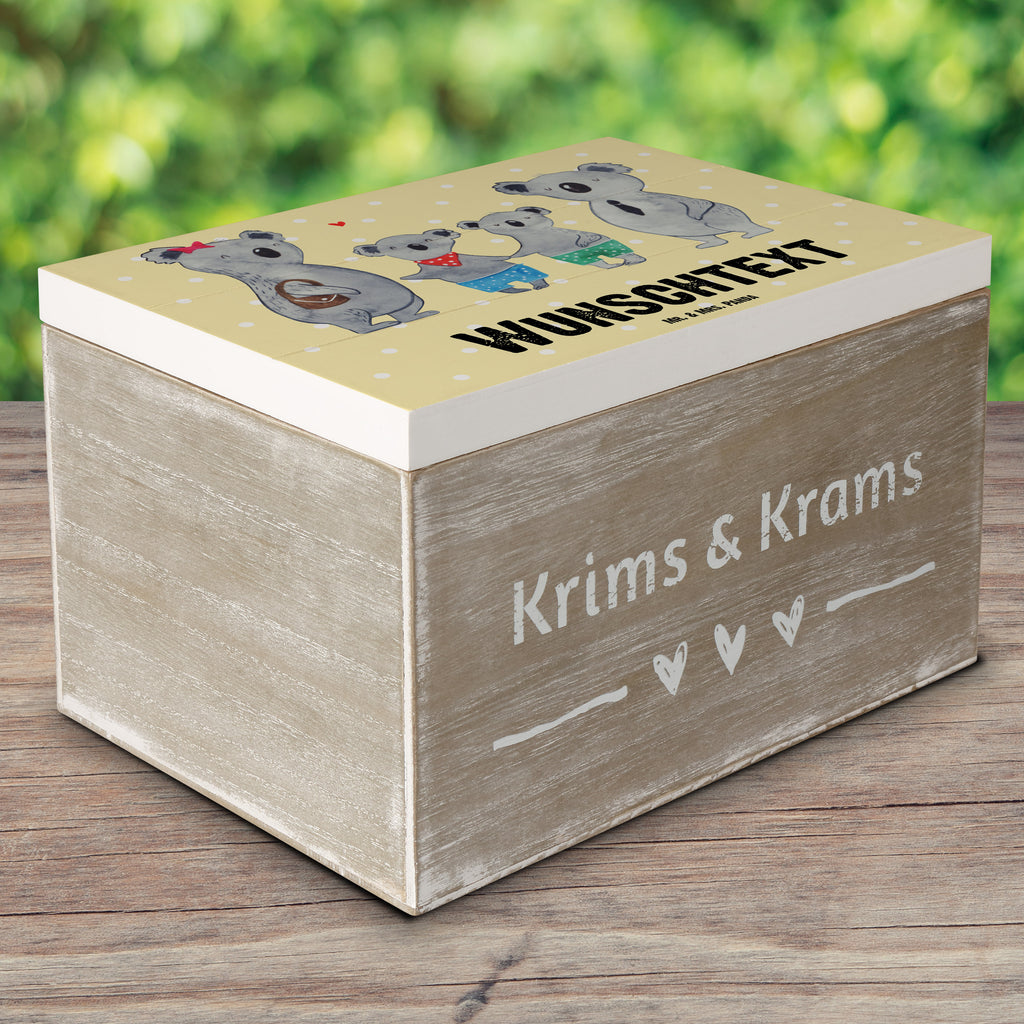 Personalisierte Holzkiste Koala Familie zwei Holzkiste mit Namen, Kiste mit Namen, Schatzkiste mit Namen, Truhe mit Namen, Schatulle mit Namen, Erinnerungsbox mit Namen, Erinnerungskiste, mit Namen, Dekokiste mit Namen, Aufbewahrungsbox mit Namen, Holzkiste Personalisiert, Kiste Personalisiert, Schatzkiste Personalisiert, Truhe Personalisiert, Schatulle Personalisiert, Erinnerungsbox Personalisiert, Erinnerungskiste Personalisiert, Dekokiste Personalisiert, Aufbewahrungsbox Personalisiert, Geschenkbox personalisiert, GEschenkdose personalisiert, Familie, Vatertag, Muttertag, Bruder, Schwester, Mama, Papa, Oma, Opa, Koala, Koalabär, beste Familie, Familienzeit, Familienleben, Koalafamilie, Lieblingsfamilie