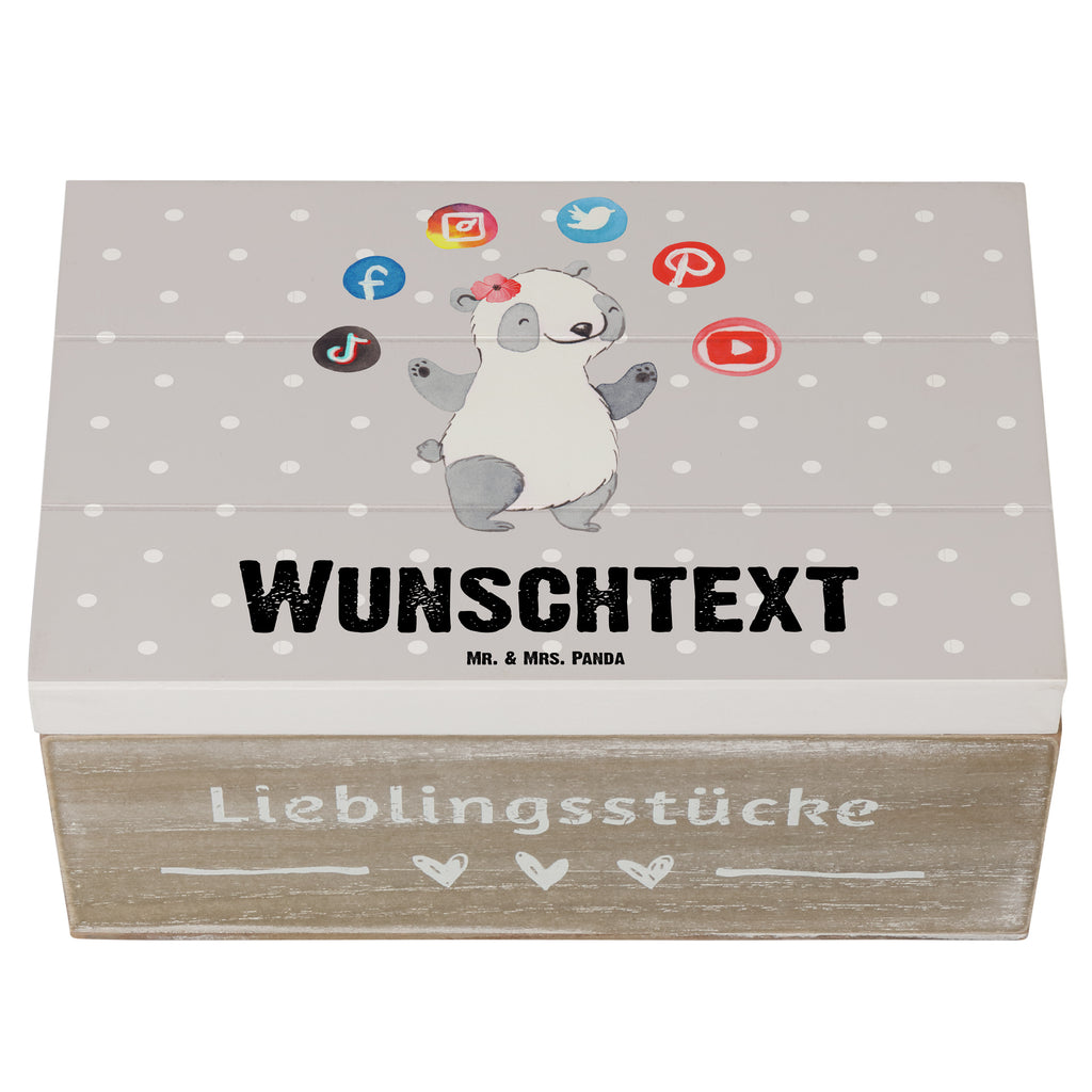 Personalisierte Holzkiste Social Media Managerin Herz Holzkiste mit Namen, Kiste mit Namen, Schatzkiste mit Namen, Truhe mit Namen, Schatulle mit Namen, Erinnerungsbox mit Namen, Erinnerungskiste, mit Namen, Dekokiste mit Namen, Aufbewahrungsbox mit Namen, Holzkiste Personalisiert, Kiste Personalisiert, Schatzkiste Personalisiert, Truhe Personalisiert, Schatulle Personalisiert, Erinnerungsbox Personalisiert, Erinnerungskiste Personalisiert, Dekokiste Personalisiert, Aufbewahrungsbox Personalisiert, Geschenkbox personalisiert, GEschenkdose personalisiert, Beruf, Ausbildung, Jubiläum, Abschied, Rente, Kollege, Kollegin, Geschenk, Schenken, Arbeitskollege, Mitarbeiter, Firma, Danke, Dankeschön