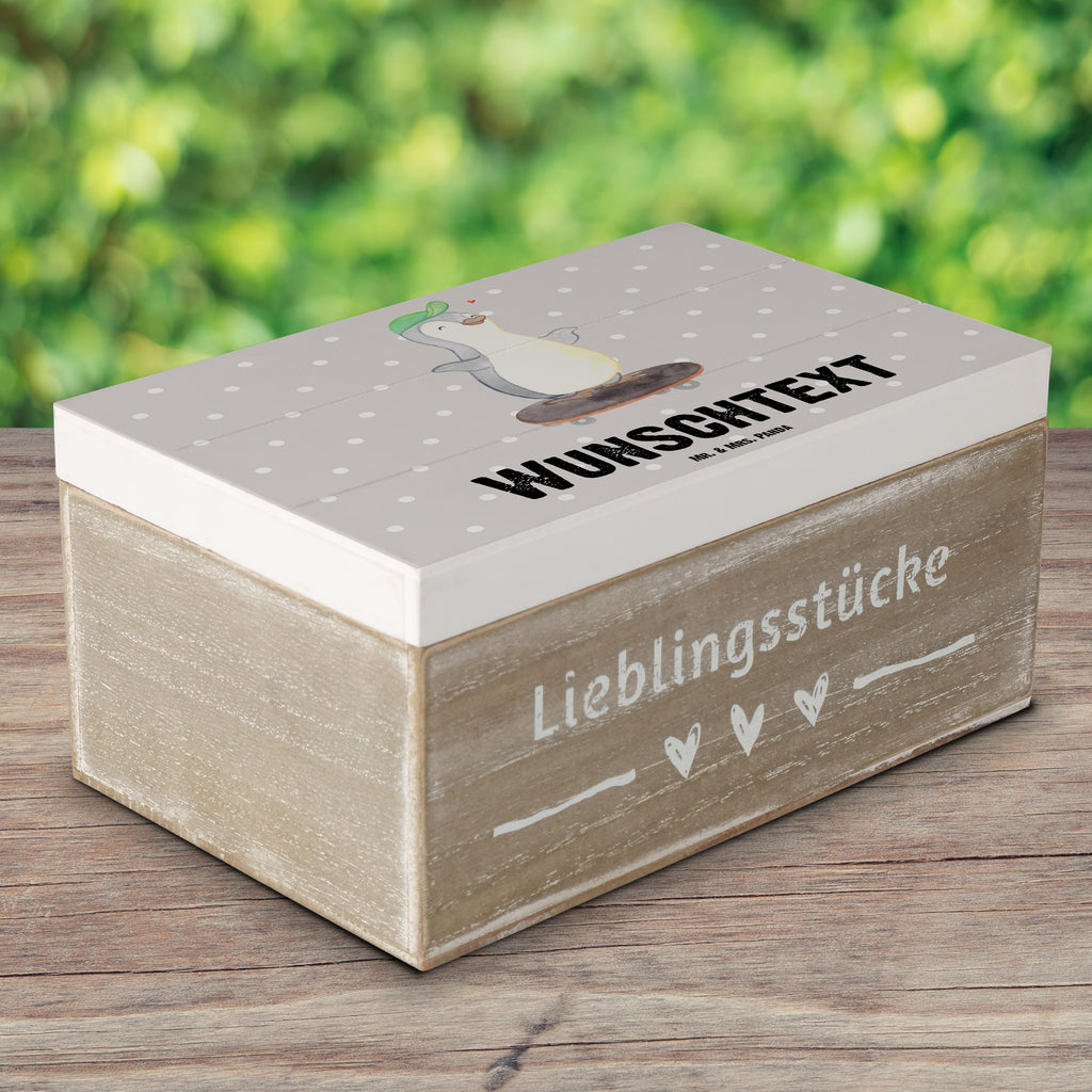 Personalisierte Holzkiste Pinguin Skateboarden Holzkiste mit Namen, Kiste mit Namen, Schatzkiste mit Namen, Truhe mit Namen, Schatulle mit Namen, Erinnerungsbox mit Namen, Erinnerungskiste, mit Namen, Dekokiste mit Namen, Aufbewahrungsbox mit Namen, Holzkiste Personalisiert, Kiste Personalisiert, Schatzkiste Personalisiert, Truhe Personalisiert, Schatulle Personalisiert, Erinnerungsbox Personalisiert, Erinnerungskiste Personalisiert, Dekokiste Personalisiert, Aufbewahrungsbox Personalisiert, Geschenkbox personalisiert, GEschenkdose personalisiert, Geschenk, Sport, Sportart, Hobby, Schenken, Danke, Dankeschön, Auszeichnung, Gewinn, Sportler, Skateboarden, Skateboard fahren, Skaten, Skateboard, Skateplatz