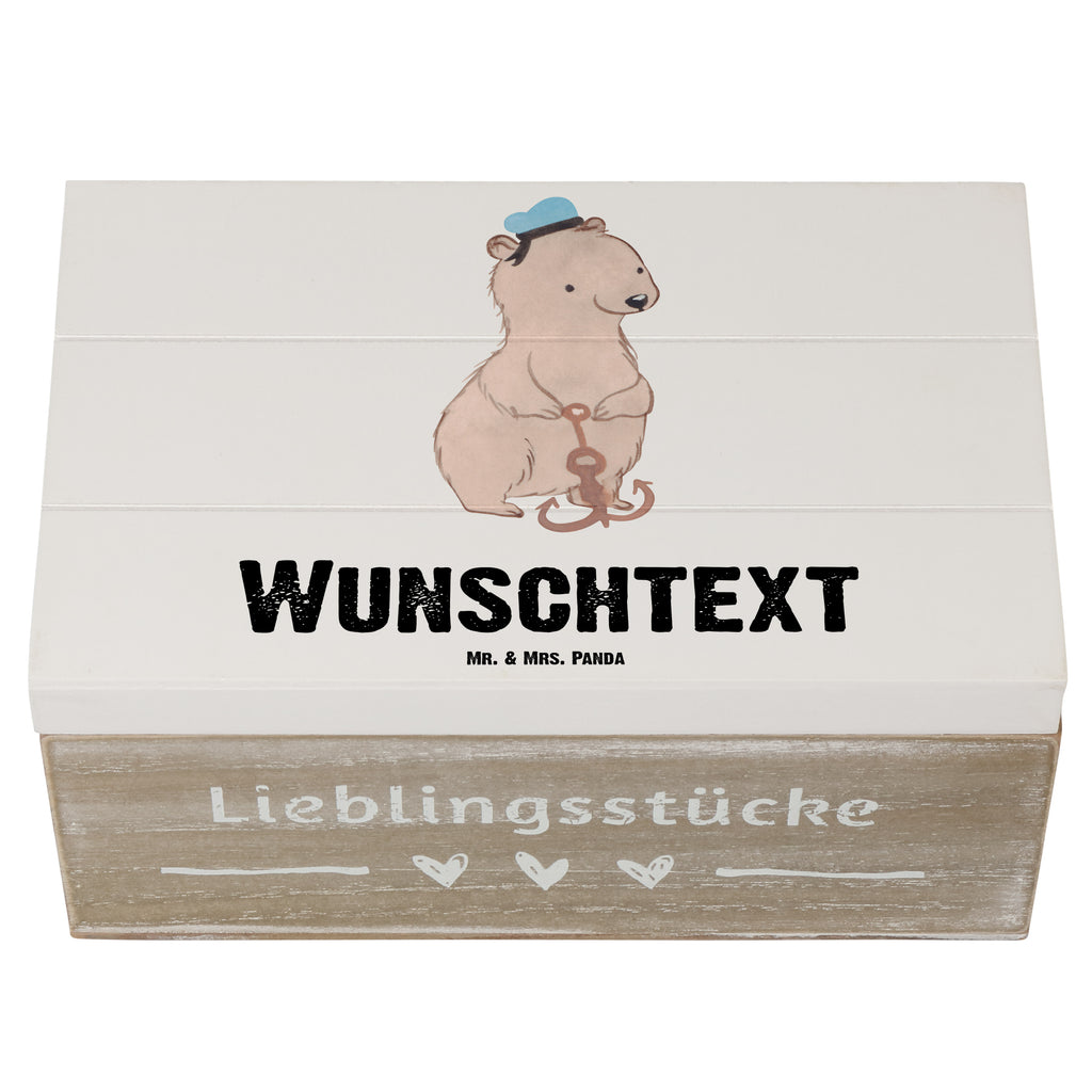 Personalisierte Holzkiste Matrose mit Herz Holzkiste mit Namen, Kiste mit Namen, Schatzkiste mit Namen, Truhe mit Namen, Schatulle mit Namen, Erinnerungsbox mit Namen, Erinnerungskiste, mit Namen, Dekokiste mit Namen, Aufbewahrungsbox mit Namen, Holzkiste Personalisiert, Kiste Personalisiert, Schatzkiste Personalisiert, Truhe Personalisiert, Schatulle Personalisiert, Erinnerungsbox Personalisiert, Erinnerungskiste Personalisiert, Dekokiste Personalisiert, Aufbewahrungsbox Personalisiert, Geschenkbox personalisiert, GEschenkdose personalisiert, Beruf, Ausbildung, Jubiläum, Abschied, Rente, Kollege, Kollegin, Geschenk, Schenken, Arbeitskollege, Mitarbeiter, Firma, Danke, Dankeschön, Matrose, Seemann, Seeleute, Schiff, Schiffsmechaniker