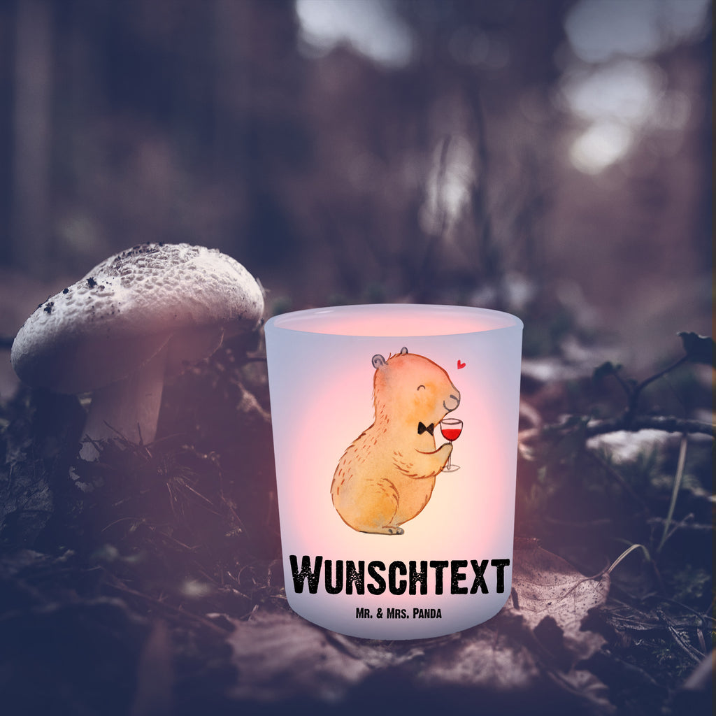 Personalisiertes Windlicht Capybara Wein Personalisiertes Windlicht, Personalisiertes Windlicht Glas, Personalisiertes Teelichtglas, Personalisierter Teelichthalter, Personalisiertes Kerzenglas, Personalisierte Kerze, Personalisiertes Teelicht, Windlicht mit Namen, Windlicht Glas mit Namen, Teelichtglas mit Namen, Teelichthalter mit Namen, Teelichter mit Namen, Kerzenglas mit Namen, Kerze mit Namen, Teelicht mit Namen, Namenspersonalisierung, Name, selbst gestalten, Wunschtext, Bedrucken, Tiermotive, Gute Laune, lustige Sprüche, Tiere, Capybara Weinflasche, Weinliebhaber Geschenk, Capybara Zeichnung, Adrette Tiere, Panda Handzeichnung, Weintrinkendes Nagetier, Capybara Kunstwerk, Geschenk für Weinkenner, Stilvolles Capybara, Heiterer Capybara, Liebe zum Wein Spruch, Wein Spaßbild, Handgezeichnetes Capybara