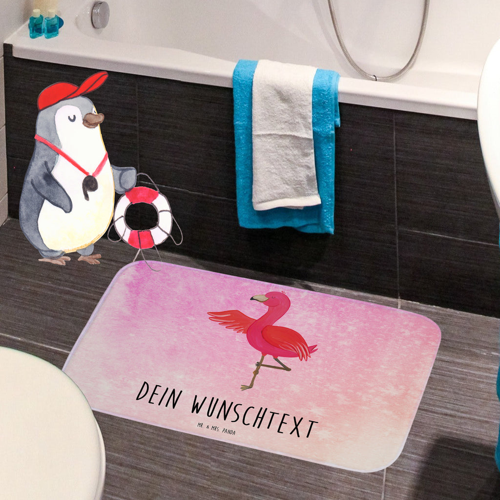 Personalisierter Badvorleger Flamingo Yoga Personalisierte Badematte, Personalisierter Badteppich, Personalisierter Duschvorleger, Personalisierter Badezimmerteppich, Personalisierter Badezimmermatte, Personalisierter Badvorleger, Personalisierter Duschmatte, Personalisierter Duschteppich, Badematte mit Namen, Badteppich mit Namen, Duschvorleger mit Namen, Badezimmerteppich mit Namen, Badezimmermatte mit Namen, Badvorleger mit Namen, Duschmatte mit Namen, Duschteppich mit Namen, Wunschtext, Badvorleger selbst bedrucken, Wunschname, Personalisieren, Flamingo, Vogel, Yoga, Namaste, Achtsamkeit, Yoga-Übung, Entspannung, Ärger, Aufregen, Tiefenentspannung