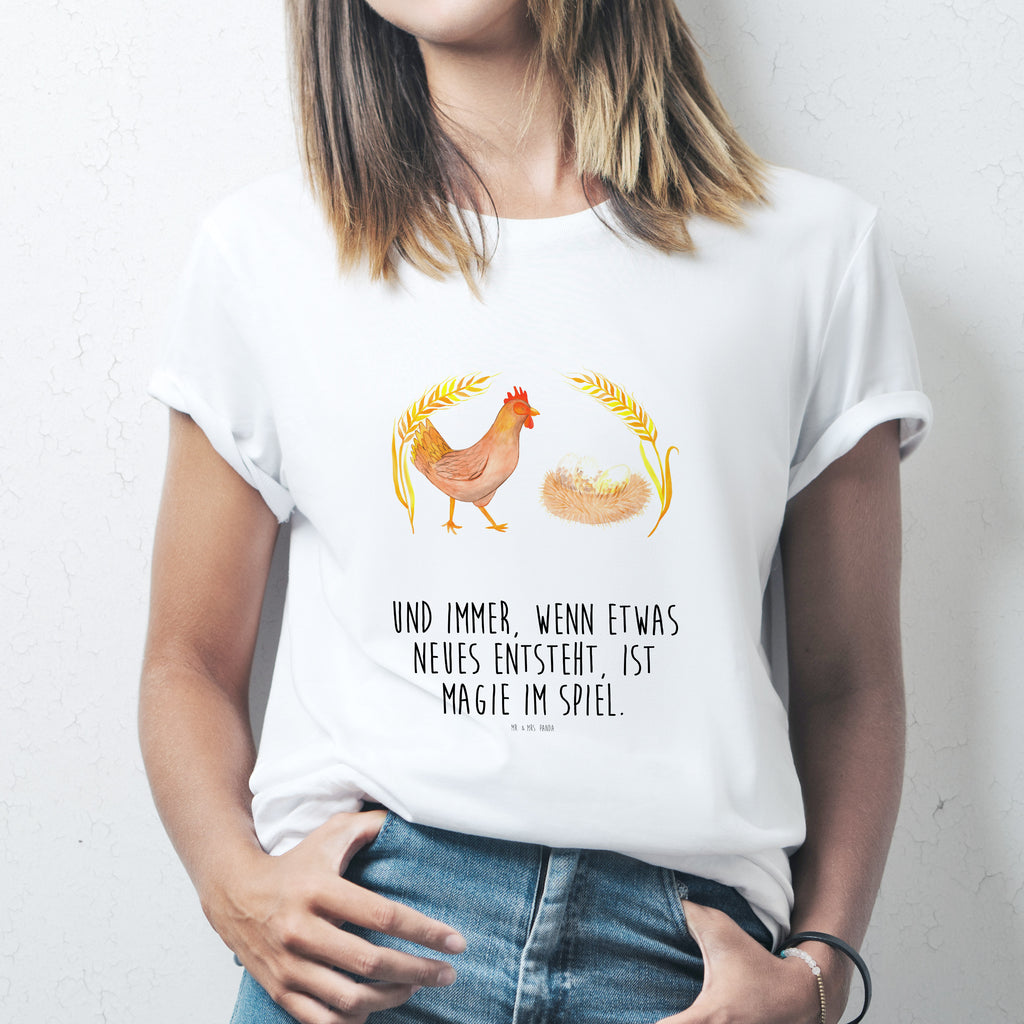 T-Shirt Standard Huhn stolz T-Shirt, Shirt, Tshirt, Lustiges T-Shirt, T-Shirt mit Spruch, Party, Junggesellenabschied, Jubiläum, Geburstag, Herrn, Damen, Männer, Frauen, Schlafshirt, Nachthemd, Sprüche, Bauernhof, Hoftiere, Landwirt, Landwirtin, Hahn, Henne, Hühner, Eier, Hof, Landleben, Motivation, Geburt, Magie, Spruch, Schwangerschaft