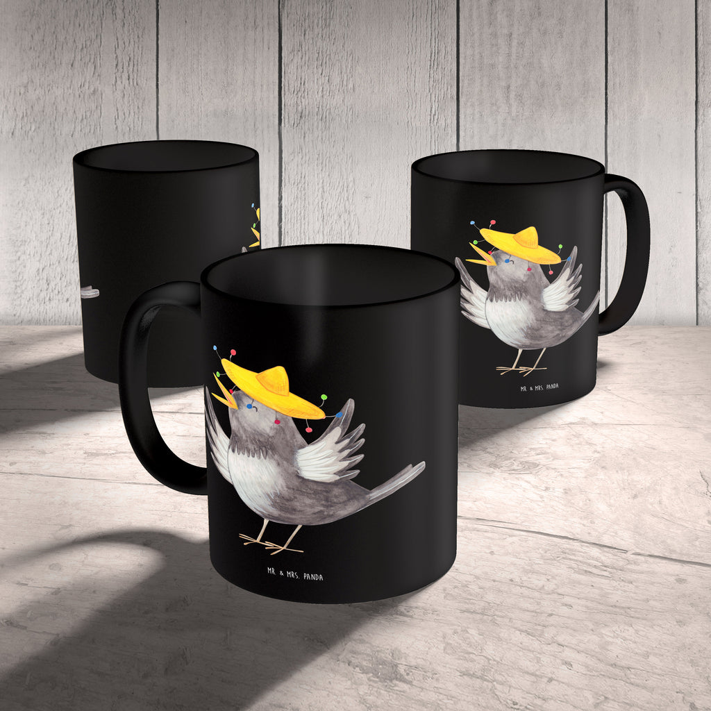 Tasse Rabe Sombrero Tasse, Kaffeetasse, Teetasse, Becher, Kaffeebecher, Teebecher, Keramiktasse, Porzellantasse, Büro Tasse, Geschenk Tasse, Tasse Sprüche, Tasse Motive, Kaffeetassen, Tasse bedrucken, Designer Tasse, Cappuccino Tassen, Schöne Teetassen, Tiermotive, Gute Laune, lustige Sprüche, Tiere, Rabe, Vogel, Vögel, Spruch positiv, fröhlich sein, glücklich sein, Glück Spruch, froh, Elster, Motivation