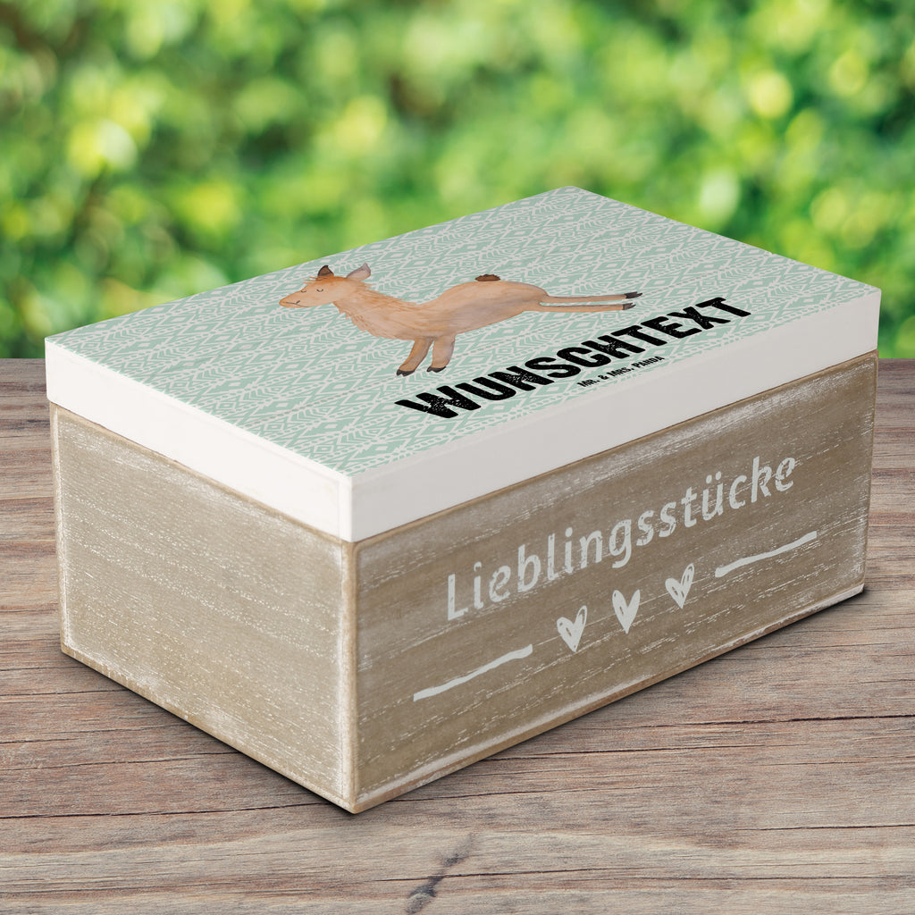 Personalisierte Holzkiste Lama Springen Holzkiste mit Namen, Kiste mit Namen, Schatzkiste mit Namen, Truhe mit Namen, Schatulle mit Namen, Erinnerungsbox mit Namen, Erinnerungskiste, mit Namen, Dekokiste mit Namen, Aufbewahrungsbox mit Namen, Holzkiste Personalisiert, Kiste Personalisiert, Schatzkiste Personalisiert, Truhe Personalisiert, Schatulle Personalisiert, Erinnerungsbox Personalisiert, Erinnerungskiste Personalisiert, Dekokiste Personalisiert, Aufbewahrungsbox Personalisiert, Geschenkbox personalisiert, GEschenkdose personalisiert, Lama, Alpaka, Lamas, Lieblingstag, Happy day, fröhlich, Glück, Freundin, Liebeskummer, Neustart, guten Morgen, Start, Prüfung, Abitur