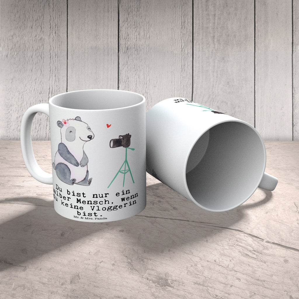 Tasse Vloggerin mit Herz Tasse, Kaffeetasse, Teetasse, Becher, Kaffeebecher, Teebecher, Keramiktasse, Porzellantasse, Büro Tasse, Geschenk Tasse, Tasse Sprüche, Tasse Motive, Kaffeetassen, Tasse bedrucken, Designer Tasse, Cappuccino Tassen, Schöne Teetassen, Beruf, Ausbildung, Jubiläum, Abschied, Rente, Kollege, Kollegin, Geschenk, Schenken, Arbeitskollege, Mitarbeiter, Firma, Danke, Dankeschön