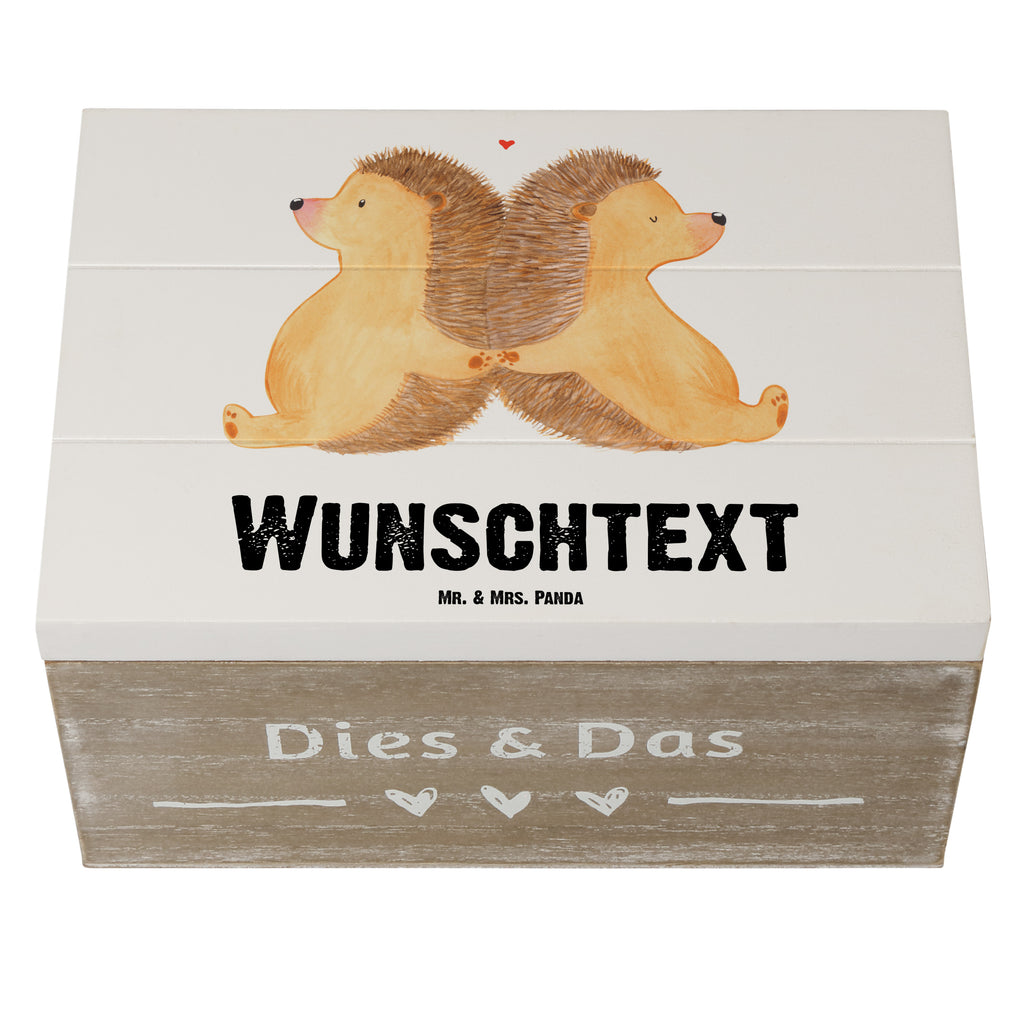 Personalisierte Holzkiste Igel händchenhaltend Holzkiste mit Namen, Kiste mit Namen, Schatzkiste mit Namen, Truhe mit Namen, Schatulle mit Namen, Erinnerungsbox mit Namen, Erinnerungskiste, mit Namen, Dekokiste mit Namen, Aufbewahrungsbox mit Namen, Holzkiste Personalisiert, Kiste Personalisiert, Schatzkiste Personalisiert, Truhe Personalisiert, Schatulle Personalisiert, Erinnerungsbox Personalisiert, Erinnerungskiste Personalisiert, Dekokiste Personalisiert, Aufbewahrungsbox Personalisiert, Geschenkbox personalisiert, GEschenkdose personalisiert, Liebe, Partner, Freund, Freundin, Ehemann, Ehefrau, Heiraten, Verlobung, Heiratsantrag, Liebesgeschenk, Jahrestag, Hocheitstag, Igel, Igelliebe, Hand in Hand, Liebesbeweis, große Liebe, Liebesbotschaft, Hochzeit, Lieblingsmensch, Gemeinsamkeit, Love, Geschenk für zwei