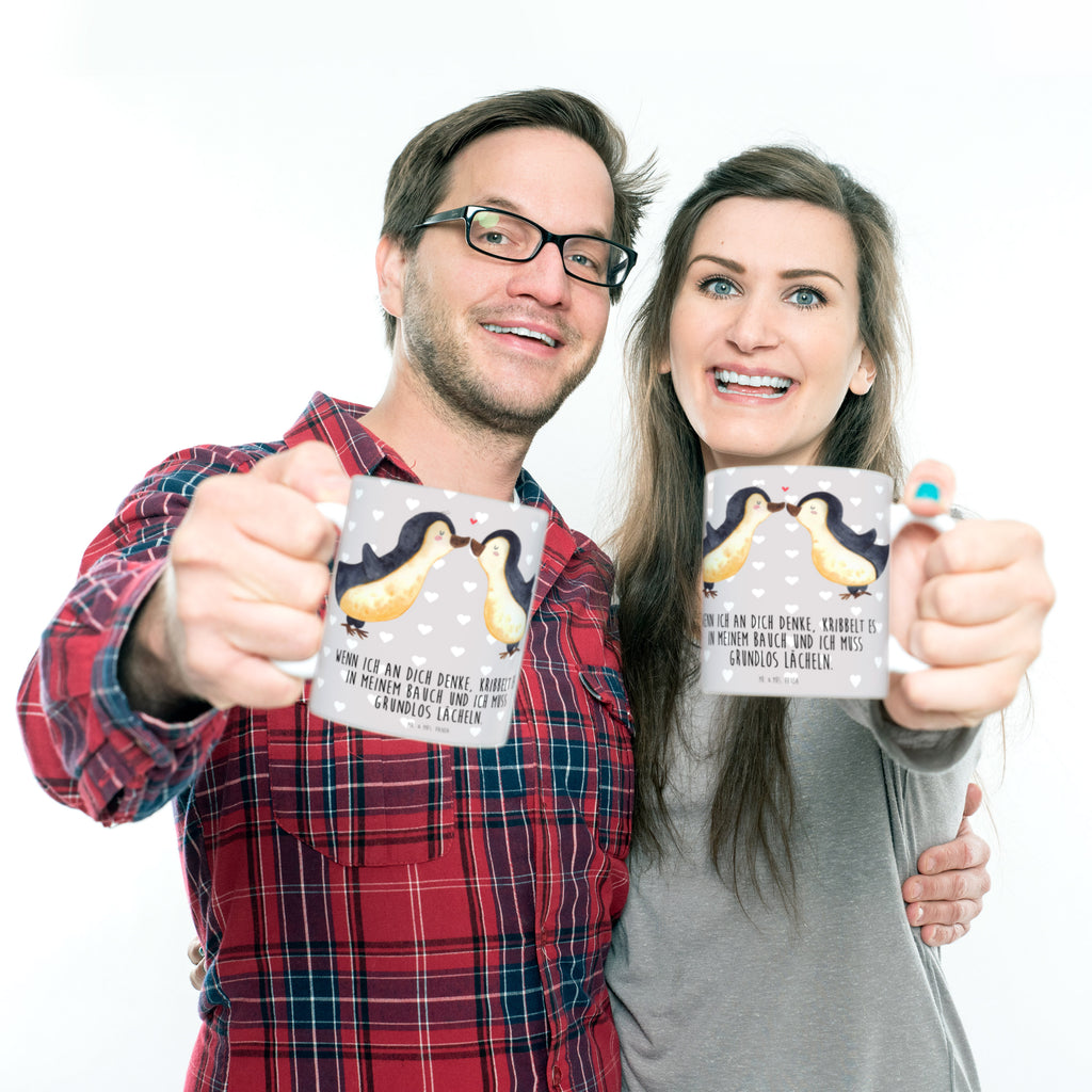 Tasse Pinguine Kuss Tasse, Kaffeetasse, Teetasse, Becher, Kaffeebecher, Teebecher, Keramiktasse, Porzellantasse, Büro Tasse, Geschenk Tasse, Tasse Sprüche, Tasse Motive, Kaffeetassen, Tasse bedrucken, Designer Tasse, Cappuccino Tassen, Schöne Teetassen, Liebe, Partner, Freund, Freundin, Ehemann, Ehefrau, Heiraten, Verlobung, Heiratsantrag, Liebesgeschenk, Jahrestag, Hocheitstag, Valentinstag, Geschenk für Frauen, Hochzeitstag, Mitbringsel, Geschenk für Freundin, Geschenk für Partner, Liebesbeweis, für Männer, für Ehemann