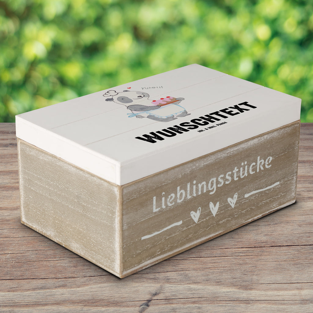 Personalisierte Holzkiste Bär Kochen Holzkiste mit Namen, Kiste mit Namen, Schatzkiste mit Namen, Truhe mit Namen, Schatulle mit Namen, Erinnerungsbox mit Namen, Erinnerungskiste, mit Namen, Dekokiste mit Namen, Aufbewahrungsbox mit Namen, Holzkiste Personalisiert, Kiste Personalisiert, Schatzkiste Personalisiert, Truhe Personalisiert, Schatulle Personalisiert, Erinnerungsbox Personalisiert, Erinnerungskiste Personalisiert, Dekokiste Personalisiert, Aufbewahrungsbox Personalisiert, Geschenkbox personalisiert, GEschenkdose personalisiert, Geschenk, Sport, Sportart, Hobby, Schenken, Danke, Dankeschön, Auszeichnung, Gewinn, Sportler, Kochen, Hobbykoch, Hobbyköchin