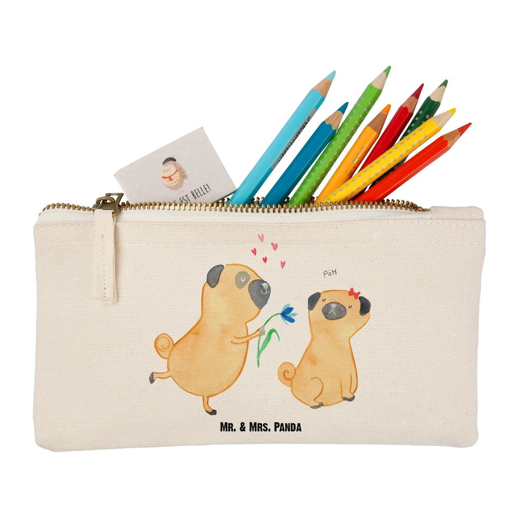 Schminktasche Mops Verliebt Schminktasche, Kosmetiktasche, Kosmetikbeutel, Stiftemäppchen, Etui, Federmappe, Makeup, XXL, Schminketui, Kosmetiketui, Schlamperetui, Hund, Hundemotiv, Haustier, Hunderasse, Tierliebhaber, Hundebesitzer, Sprüche, Mops, Möpse, Hundeliebe, verliebt, Liebe, Liebesspruch. Verlobt, Geschenk Freund, Partner