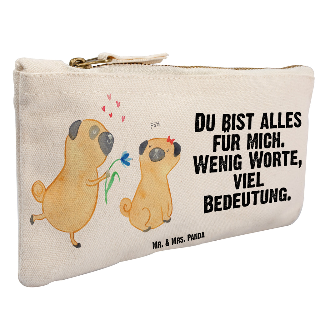 Schminktasche Mops Verliebt Schminktasche, Kosmetiktasche, Kosmetikbeutel, Stiftemäppchen, Etui, Federmappe, Makeup, XXL, Schminketui, Kosmetiketui, Schlamperetui, Hund, Hundemotiv, Haustier, Hunderasse, Tierliebhaber, Hundebesitzer, Sprüche, Mops, Möpse, Hundeliebe, verliebt, Liebe, Liebesspruch. Verlobt, Geschenk Freund, Partner