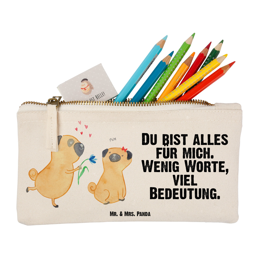 Schminktasche Mops Verliebt Schminktasche, Kosmetiktasche, Kosmetikbeutel, Stiftemäppchen, Etui, Federmappe, Makeup, XXL, Schminketui, Kosmetiketui, Schlamperetui, Hund, Hundemotiv, Haustier, Hunderasse, Tierliebhaber, Hundebesitzer, Sprüche, Mops, Möpse, Hundeliebe, verliebt, Liebe, Liebesspruch. Verlobt, Geschenk Freund, Partner