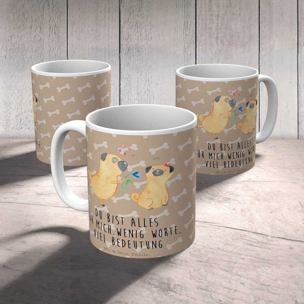 Tasse Mops Verliebt Tasse, Kaffeetasse, Teetasse, Becher, Kaffeebecher, Teebecher, Keramiktasse, Porzellantasse, Büro Tasse, Geschenk Tasse, Tasse Sprüche, Tasse Motive, Kaffeetassen, Tasse bedrucken, Designer Tasse, Cappuccino Tassen, Schöne Teetassen, Hund, Hundemotiv, Haustier, Hunderasse, Tierliebhaber, Hundebesitzer, Sprüche, Mops, Möpse, Hundeliebe, verliebt, Liebe, Liebesspruch. Verlobt, Geschenk Freund, Partner