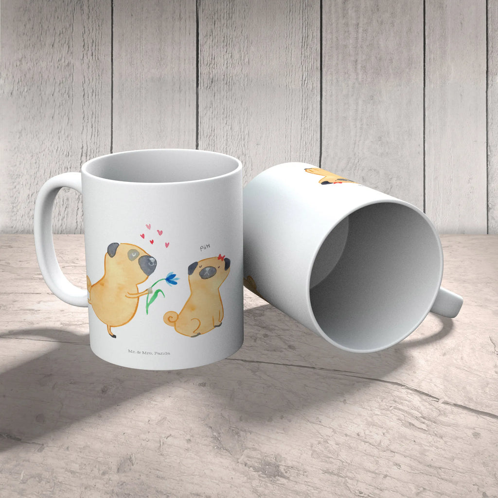 Kindertasse Mops Verliebt Kindertasse, Kinder Tasse, Kunststoff Tasse, Kindergarten Tasse, Trinkbecher, Camping Becher, Kaffeetasse, Kunststoffbecher, Kindergartenbecher, Outdoorgeschirr, Kunststoffgeschirr, Reisebecher, Reisetasse, Kinderbecher, Bruchfeste Tasse, Bruchsichere Tasse, Plastik Tasse, Plastiktasse, Hund, Hundemotiv, Haustier, Hunderasse, Tierliebhaber, Hundebesitzer, Sprüche, Mops, Möpse, Hundeliebe, verliebt, Liebe, Liebesspruch. Verlobt, Geschenk Freund, Partner