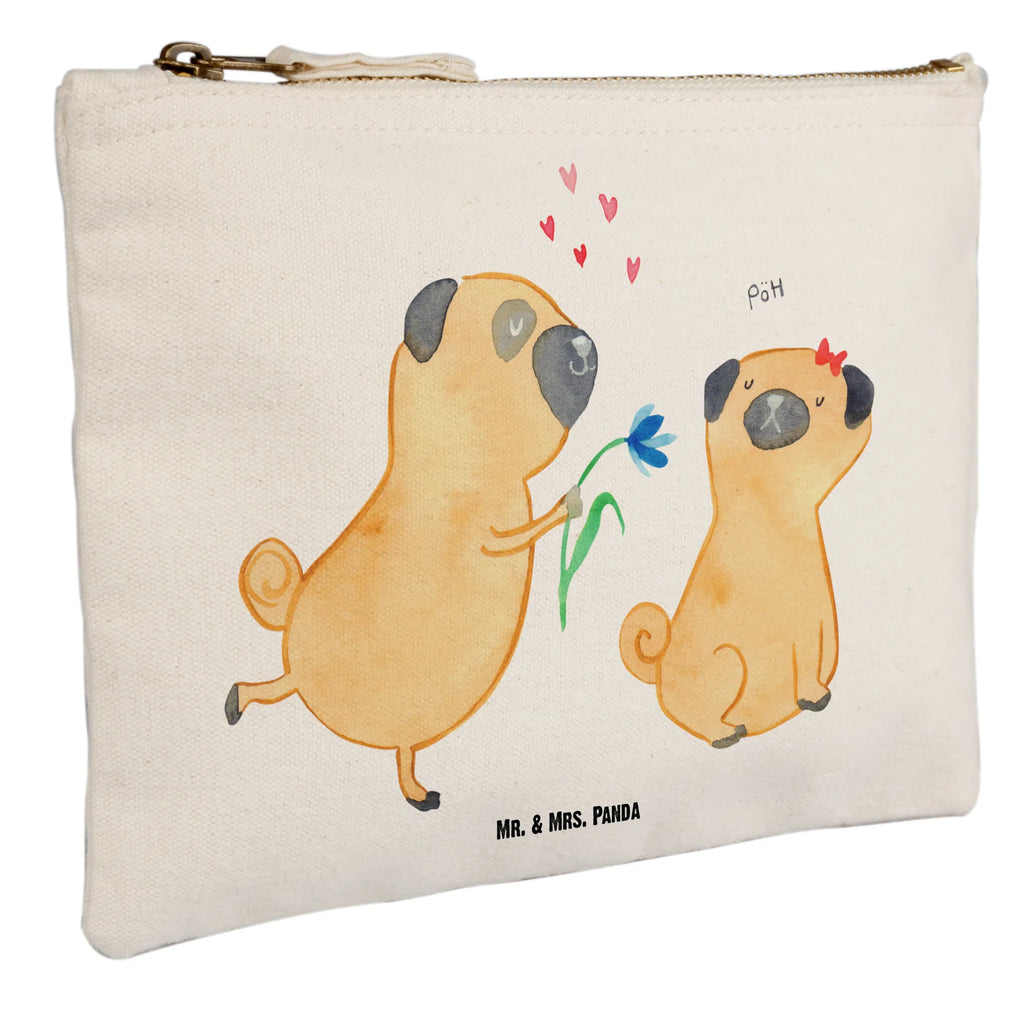 Schminktasche Mops Verliebt Schminktasche, Kosmetiktasche, Kosmetikbeutel, Stiftemäppchen, Etui, Federmappe, Makeup, XXL, Schminketui, Kosmetiketui, Schlamperetui, Hund, Hundemotiv, Haustier, Hunderasse, Tierliebhaber, Hundebesitzer, Sprüche, Mops, Möpse, Hundeliebe, verliebt, Liebe, Liebesspruch. Verlobt, Geschenk Freund, Partner