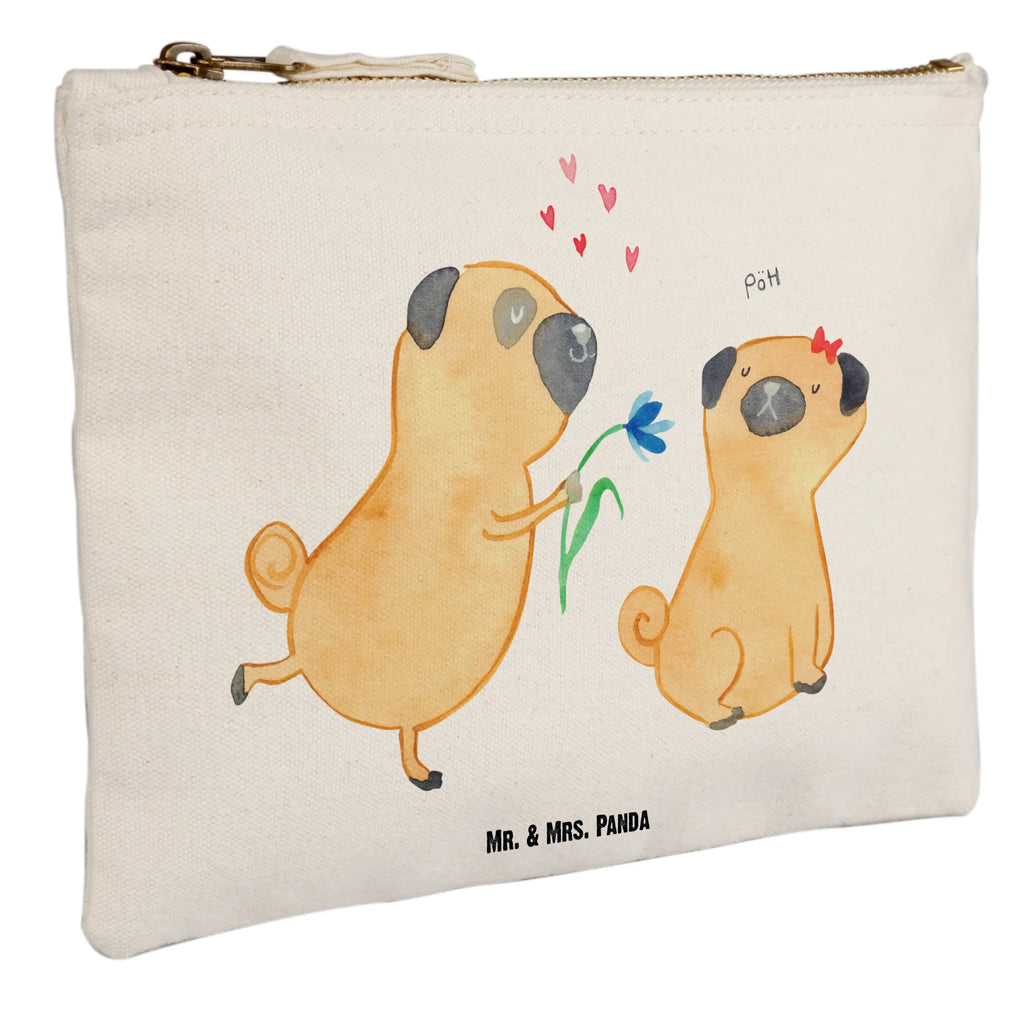 Schminktasche Mops Verliebt Schminktasche, Kosmetiktasche, Kosmetikbeutel, Stiftemäppchen, Etui, Federmappe, Makeup, XXL, Schminketui, Kosmetiketui, Schlamperetui, Hund, Hundemotiv, Haustier, Hunderasse, Tierliebhaber, Hundebesitzer, Sprüche, Mops, Möpse, Hundeliebe, verliebt, Liebe, Liebesspruch. Verlobt, Geschenk Freund, Partner