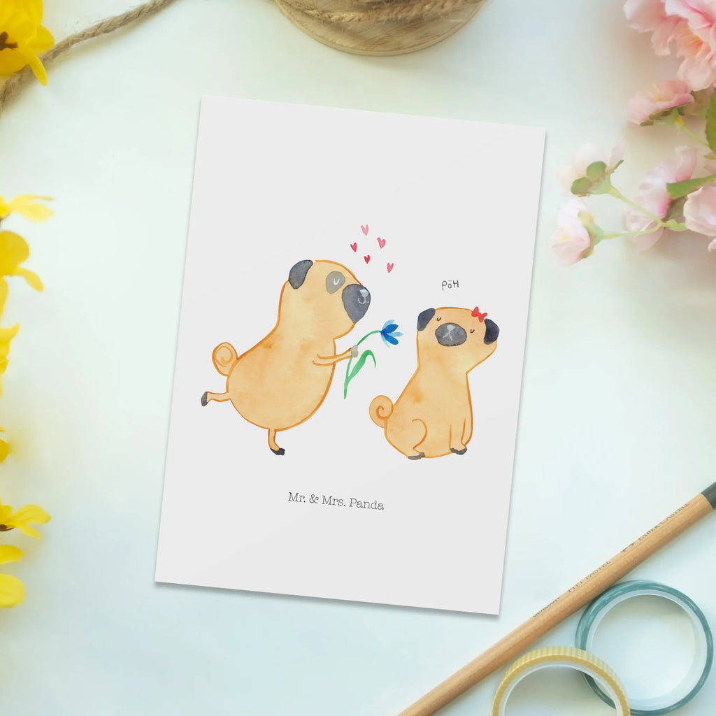 Postkarte Mops Verliebt Postkarte, Karte, Geschenkkarte, Grußkarte, Einladung, Ansichtskarte, Geburtstagskarte, Einladungskarte, Dankeskarte, Ansichtskarten, Einladung Geburtstag, Einladungskarten Geburtstag, Hund, Hundemotiv, Haustier, Hunderasse, Tierliebhaber, Hundebesitzer, Sprüche, Mops, Möpse, Hundeliebe, verliebt, Liebe, Liebesspruch. Verlobt, Geschenk Freund, Partner