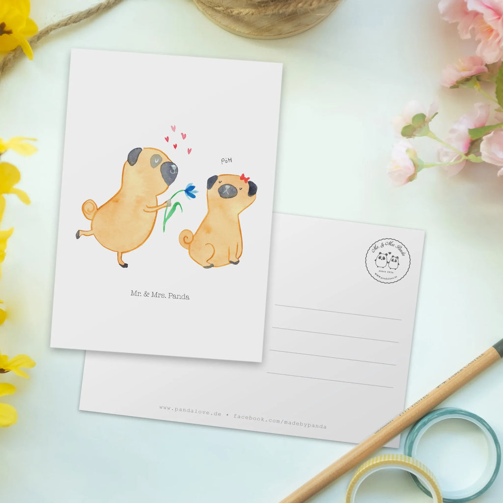 Postkarte Mops Verliebt Postkarte, Karte, Geschenkkarte, Grußkarte, Einladung, Ansichtskarte, Geburtstagskarte, Einladungskarte, Dankeskarte, Ansichtskarten, Einladung Geburtstag, Einladungskarten Geburtstag, Hund, Hundemotiv, Haustier, Hunderasse, Tierliebhaber, Hundebesitzer, Sprüche, Mops, Möpse, Hundeliebe, verliebt, Liebe, Liebesspruch. Verlobt, Geschenk Freund, Partner