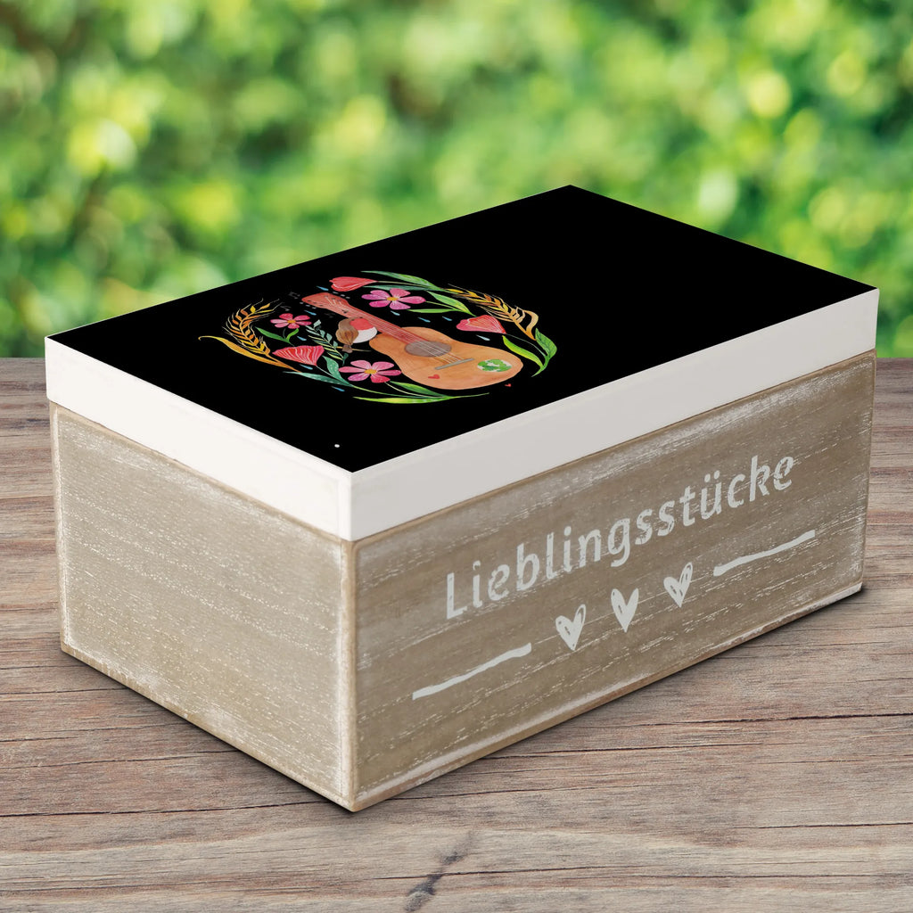 Holzkiste Rotkehlchen Gitarre Holzkiste, Kiste, Schatzkiste, Truhe, Schatulle, XXL, Erinnerungsbox, Erinnerungskiste, Dekokiste, Aufbewahrungsbox, Geschenkbox, Geschenkdose, Blumen Deko, Frühlings Deko, Sommer Deko, Dekoration, positive Botschaft, Naturliebhaber, Outdoor, Natur, Abenteuer, Gitarre, Musiker, Musik, Sänger, Sängerin, Songs, Lebensgefühl