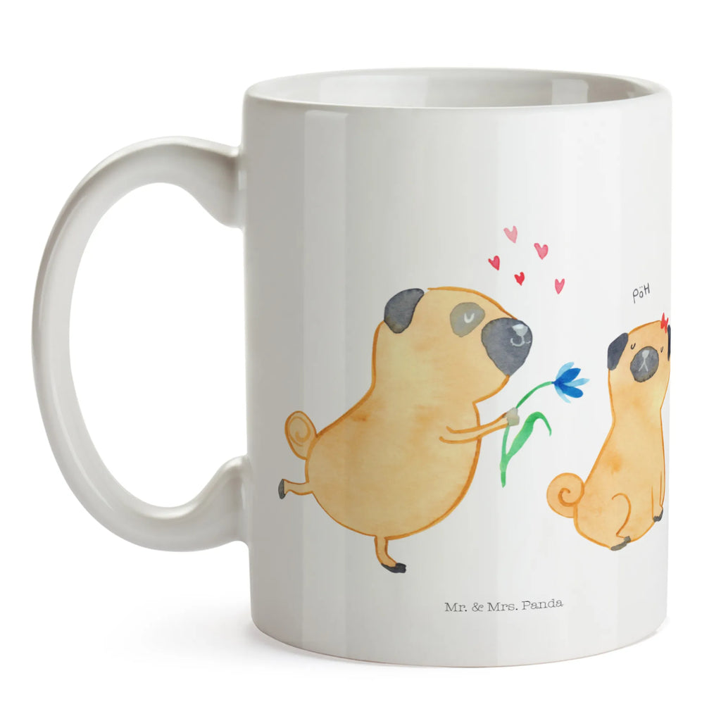 Tasse Mops Verliebt Tasse, Kaffeetasse, Teetasse, Becher, Kaffeebecher, Teebecher, Keramiktasse, Porzellantasse, Büro Tasse, Geschenk Tasse, Tasse Sprüche, Tasse Motive, Kaffeetassen, Tasse bedrucken, Designer Tasse, Cappuccino Tassen, Schöne Teetassen, Hund, Hundemotiv, Haustier, Hunderasse, Tierliebhaber, Hundebesitzer, Sprüche, Mops, Möpse, Hundeliebe, verliebt, Liebe, Liebesspruch. Verlobt, Geschenk Freund, Partner