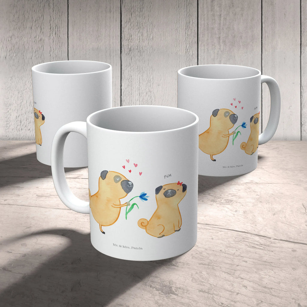 Tasse Mops Verliebt Tasse, Kaffeetasse, Teetasse, Becher, Kaffeebecher, Teebecher, Keramiktasse, Porzellantasse, Büro Tasse, Geschenk Tasse, Tasse Sprüche, Tasse Motive, Kaffeetassen, Tasse bedrucken, Designer Tasse, Cappuccino Tassen, Schöne Teetassen, Hund, Hundemotiv, Haustier, Hunderasse, Tierliebhaber, Hundebesitzer, Sprüche, Mops, Möpse, Hundeliebe, verliebt, Liebe, Liebesspruch. Verlobt, Geschenk Freund, Partner