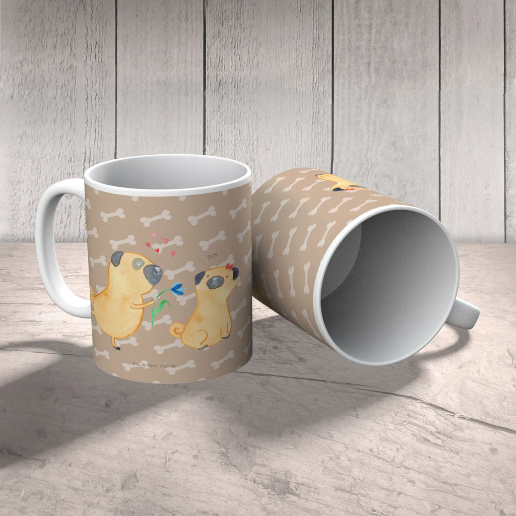 Tasse Mops Verliebt Tasse, Kaffeetasse, Teetasse, Becher, Kaffeebecher, Teebecher, Keramiktasse, Porzellantasse, Büro Tasse, Geschenk Tasse, Tasse Sprüche, Tasse Motive, Kaffeetassen, Tasse bedrucken, Designer Tasse, Cappuccino Tassen, Schöne Teetassen, Hund, Hundemotiv, Haustier, Hunderasse, Tierliebhaber, Hundebesitzer, Sprüche, Mops, Möpse, Hundeliebe, verliebt, Liebe, Liebesspruch. Verlobt, Geschenk Freund, Partner