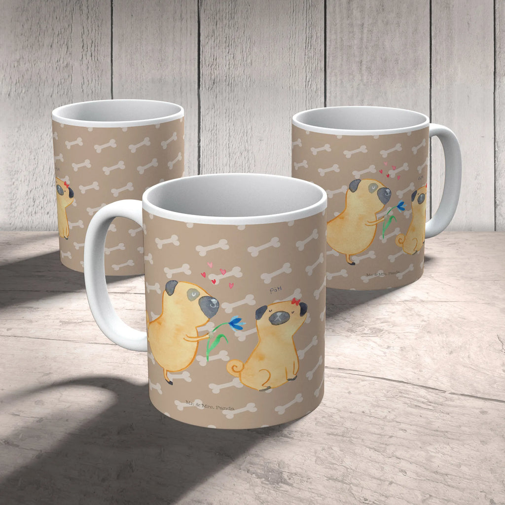 Tasse Mops Verliebt Tasse, Kaffeetasse, Teetasse, Becher, Kaffeebecher, Teebecher, Keramiktasse, Porzellantasse, Büro Tasse, Geschenk Tasse, Tasse Sprüche, Tasse Motive, Kaffeetassen, Tasse bedrucken, Designer Tasse, Cappuccino Tassen, Schöne Teetassen, Hund, Hundemotiv, Haustier, Hunderasse, Tierliebhaber, Hundebesitzer, Sprüche, Mops, Möpse, Hundeliebe, verliebt, Liebe, Liebesspruch. Verlobt, Geschenk Freund, Partner