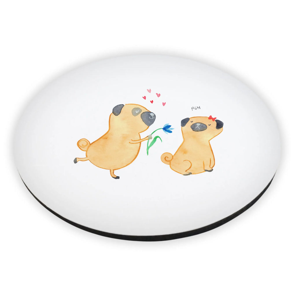 Rund Magnet Mops Verliebt Kühlschrankmagnet, Pinnwandmagnet, Souvenir Magnet, Motivmagnete, Dekomagnet, Whiteboard Magnet, Notiz Magnet, Kühlschrank Dekoration, Hund, Hundemotiv, Haustier, Hunderasse, Tierliebhaber, Hundebesitzer, Sprüche, Mops, Möpse, Hundeliebe, verliebt, Liebe, Liebesspruch. Verlobt, Geschenk Freund, Partner