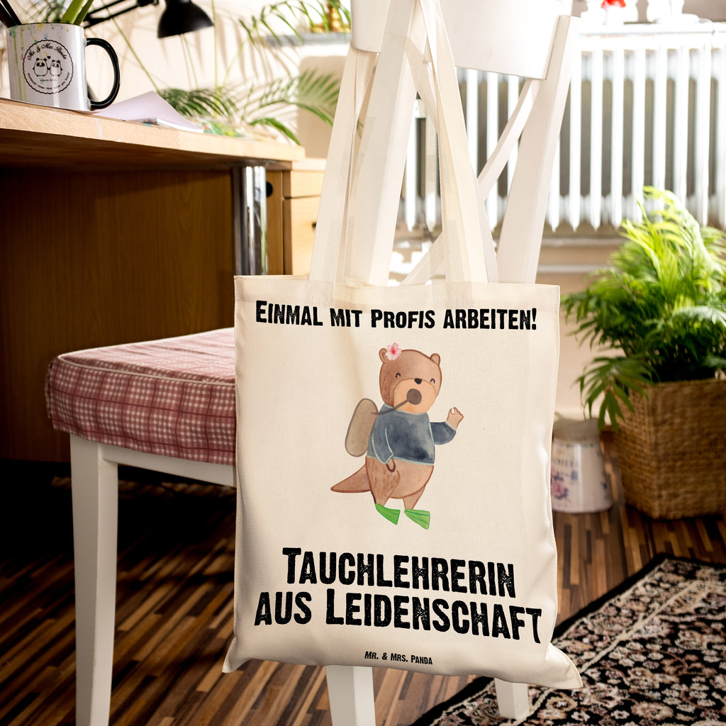 Tragetasche Tauchlehrerin aus Leidenschaft Beuteltasche, Beutel, Einkaufstasche, Jutebeutel, Stoffbeutel, Tasche, Shopper, Umhängetasche, Strandtasche, Schultertasche, Stofftasche, Tragetasche, Badetasche, Jutetasche, Einkaufstüte, Laptoptasche, Beruf, Ausbildung, Jubiläum, Abschied, Rente, Kollege, Kollegin, Geschenk, Schenken, Arbeitskollege, Mitarbeiter, Firma, Danke, Dankeschön