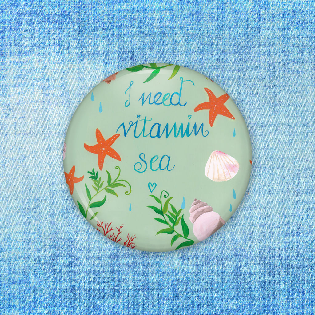 Button Vitamin Sea 50mm Button, Button, Pin, Anstecknadel, Blumen Deko, Frühlings Deko, Sommer Deko, Dekoration, positive Botschaft, Naturliebhaber, Outdoor, Natur, Abenteuer, Vitamin Sea, See, Schwimmen Spruch, Schwimmer Geschenk, Strand Urlaub, Wasserratte Geschenk, Urlaub am Meer