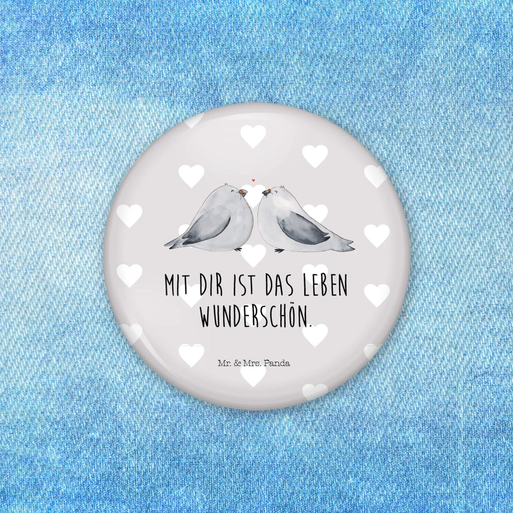 Button Turteltauben Liebe 50mm Button, Button, Pin, Anstecknadel, Liebe, Partner, Freund, Freundin, Ehemann, Ehefrau, Heiraten, Verlobung, Heiratsantrag, Liebesgeschenk, Jahrestag, Hocheitstag, Turteltauben, Turteltäubchen, Tauben, Verliebt, Verlobt, Verheiratet, Geschenk Freundin, Geschenk Freund, Liebesbeweis, Hochzeitstag, Geschenk Hochzeit