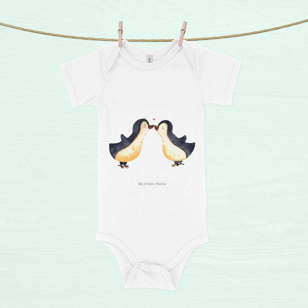 Organic Baby Body Pinguin Liebe Babykleidung, Babystrampler, Strampler, Wickelbody, Baby Erstausstattung, Junge, Mädchen, Liebe, Partner, Freund, Freundin, Ehemann, Ehefrau, Heiraten, Verlobung, Heiratsantrag, Liebesgeschenk, Jahrestag, Hocheitstag, Pinguin, Pinguine, Pinguin Paar, Pinguinpaar, Pinguin Liebe, Paar, Pärchen. Liebespaar, Liebesbeweis, Liebesspruch, Hochzeitstag, Geschenk Freund, Geschenk Freundin, Verlobte, Verlobter, Love, Geschenk Hochzeitstag, Geschenkidee, Hochzeit, Gastgeschenk