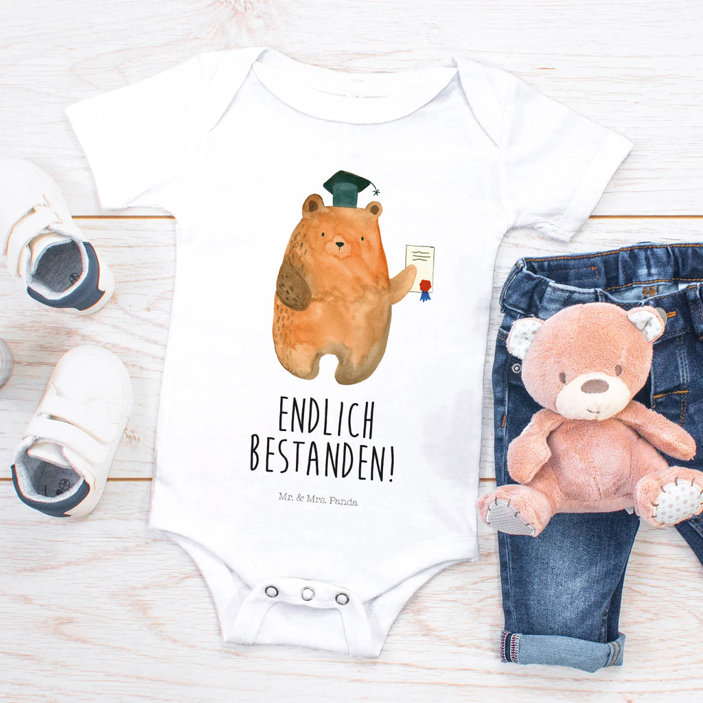 Organic Baby Body Bär Prüfung Babykleidung, Babystrampler, Strampler, Wickelbody, Baby Erstausstattung, Junge, Mädchen, Bär, Teddy, Teddybär, Abitur, Prüfungen, Prüfung bestanden, Abschluss, Zeugnis, Abschlusszeugnis