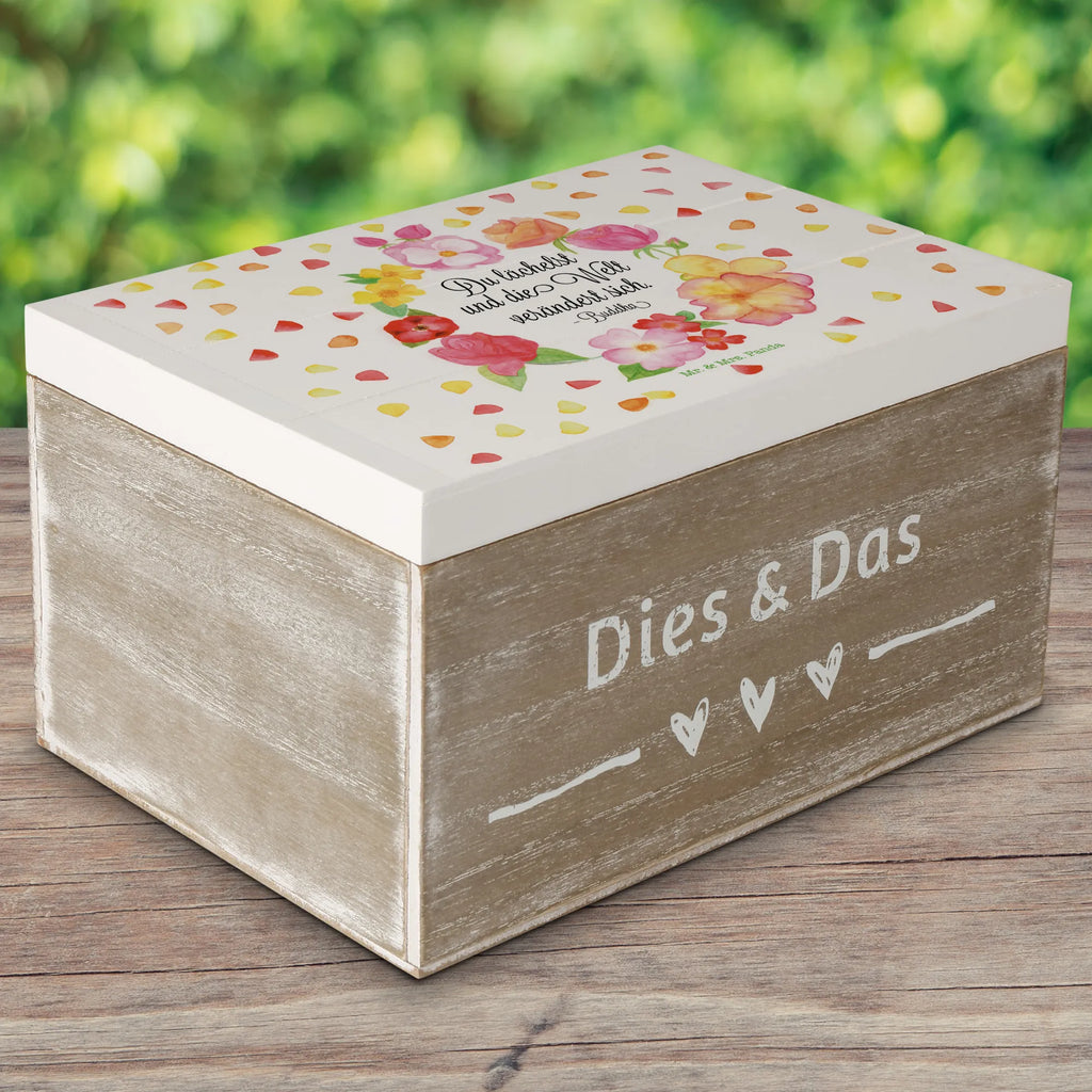 Holzkiste Du Lächelst Holzkiste, Kiste, Schatzkiste, Truhe, Schatulle, XXL, Erinnerungsbox, Erinnerungskiste, Dekokiste, Aufbewahrungsbox, Geschenkbox, Geschenkdose, Blumen Deko, Frühlings Deko, Sommer Deko, Dekoration, positive Botschaft, Naturliebhaber, Outdoor, Natur, Abenteuer, Lächele, Welt verändert sich, Zitat Buddha, Lachen Spruch, glücklich sein, Zitat schön, Geschenk Freundin, Spruch positiv