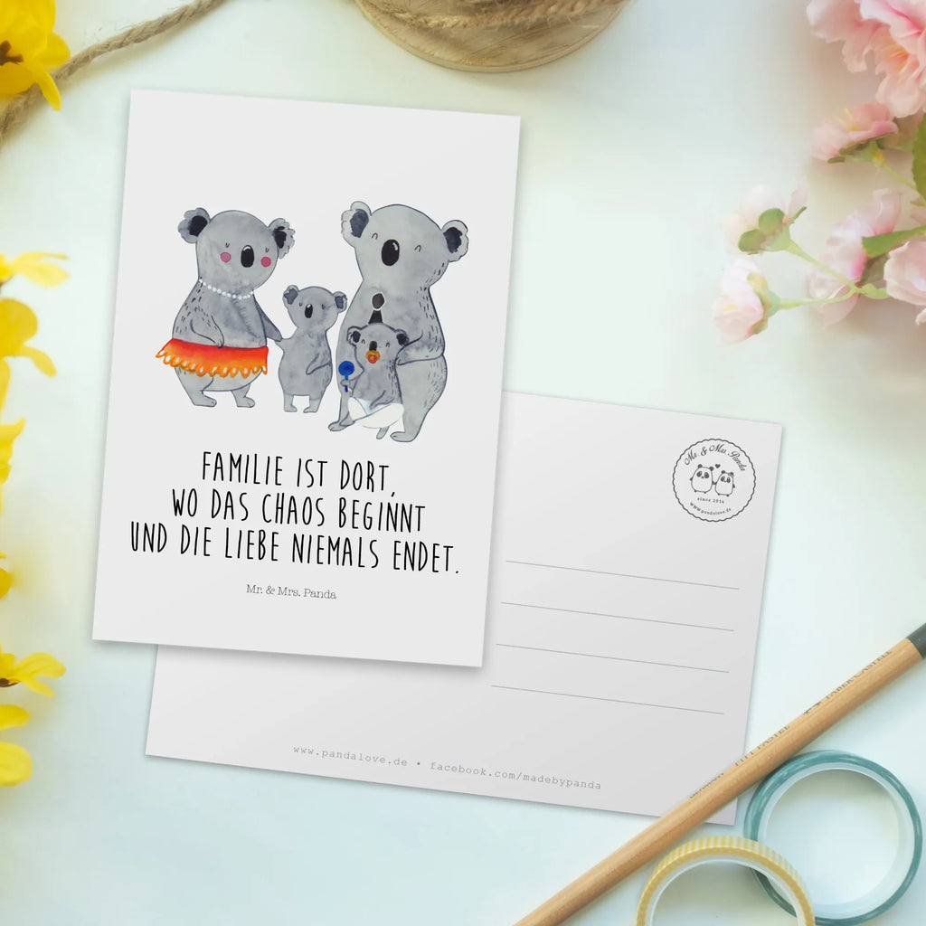 Postkarte Koala Familie Postkarte, Karte, Geschenkkarte, Grußkarte, Einladung, Ansichtskarte, Geburtstagskarte, Einladungskarte, Dankeskarte, Ansichtskarten, Einladung Geburtstag, Einladungskarten Geburtstag, Familie, Vatertag, Muttertag, Bruder, Schwester, Mama, Papa, Oma, Opa, Koala, Koalas, Family, Kinder, Geschwister, Familienleben