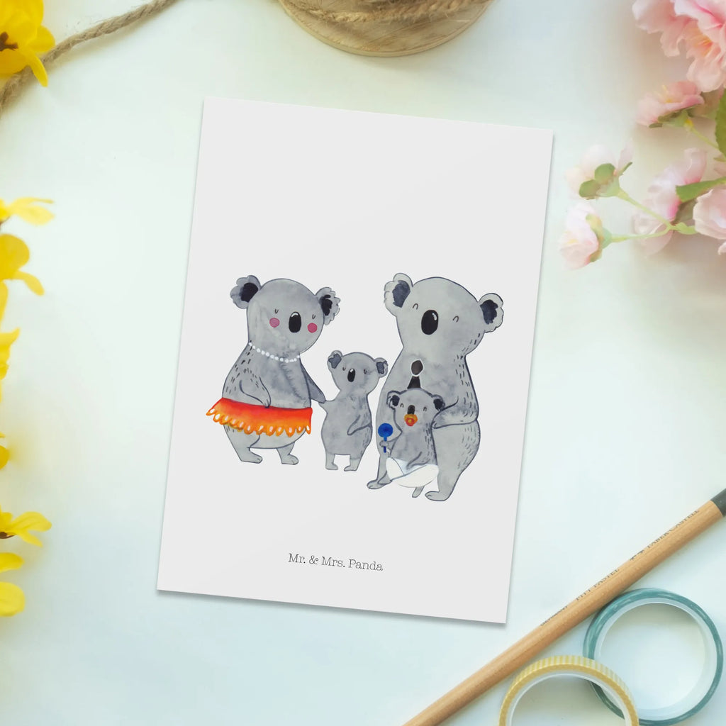 Postkarte Koala Familie Postkarte, Karte, Geschenkkarte, Grußkarte, Einladung, Ansichtskarte, Geburtstagskarte, Einladungskarte, Dankeskarte, Ansichtskarten, Einladung Geburtstag, Einladungskarten Geburtstag, Familie, Vatertag, Muttertag, Bruder, Schwester, Mama, Papa, Oma, Opa, Koala, Koalas, Family, Kinder, Geschwister, Familienleben