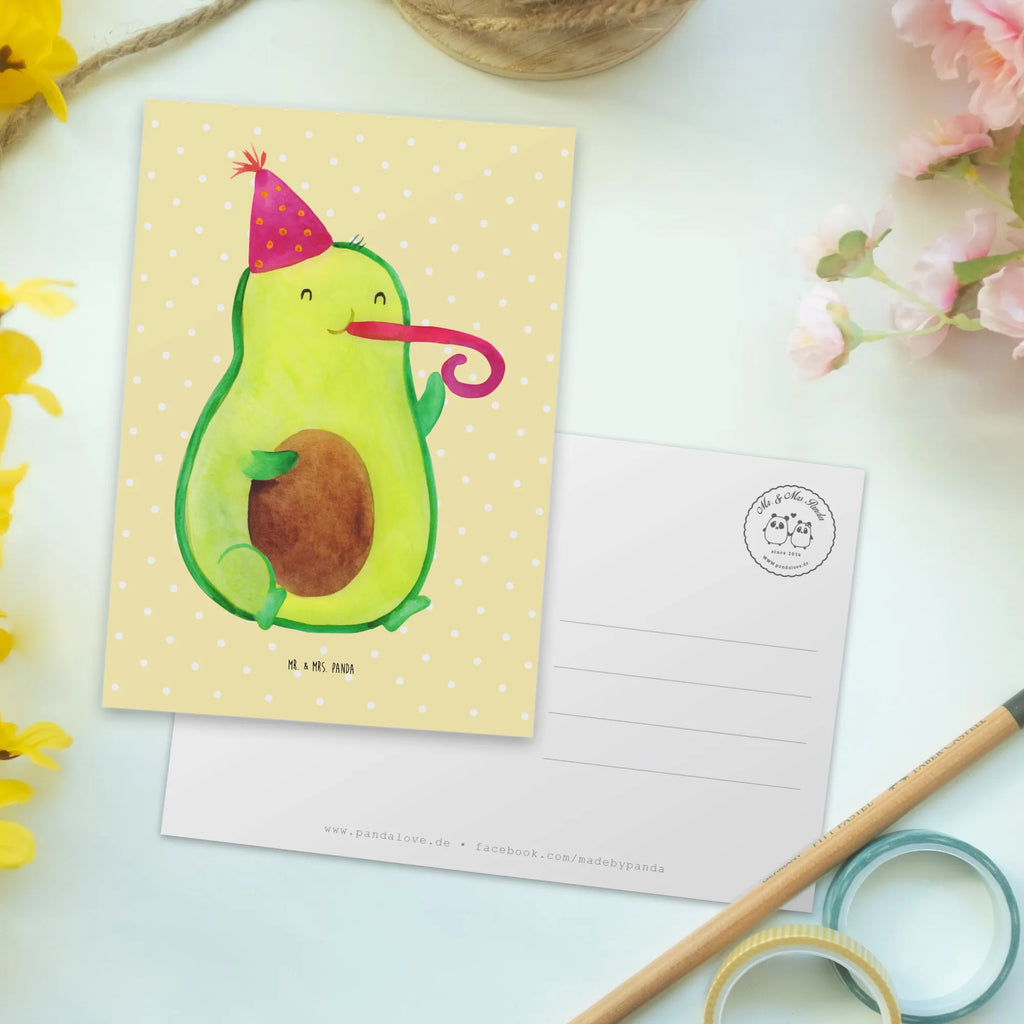 Postkarte Avocado Partyhupe Postkarte, Karte, Geschenkkarte, Grußkarte, Einladung, Ansichtskarte, Geburtstagskarte, Einladungskarte, Dankeskarte, Ansichtskarten, Einladung Geburtstag, Einladungskarten Geburtstag, Avocado, Veggie, Vegan, Gesund, Party, Feierlichkeit, Feier, Fete, Geburtstag, Gute Laune, Tröte