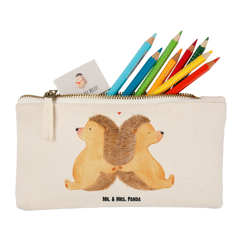 Schminktasche Igel händchenhaltend Schminktasche, Kosmetiktasche, Kosmetikbeutel, Stiftemäppchen, Etui, Federmappe, Makeup, XXL, Schminketui, Kosmetiketui, Schlamperetui, Liebe, Partner, Freund, Freundin, Ehemann, Ehefrau, Heiraten, Verlobung, Heiratsantrag, Liebesgeschenk, Jahrestag, Hocheitstag, Igel, Igelliebe, Hand in Hand, Liebesbeweis, große Liebe, Liebesbotschaft, Hochzeit, Lieblingsmensch, Gemeinsamkeit, Love, Geschenk für zwei